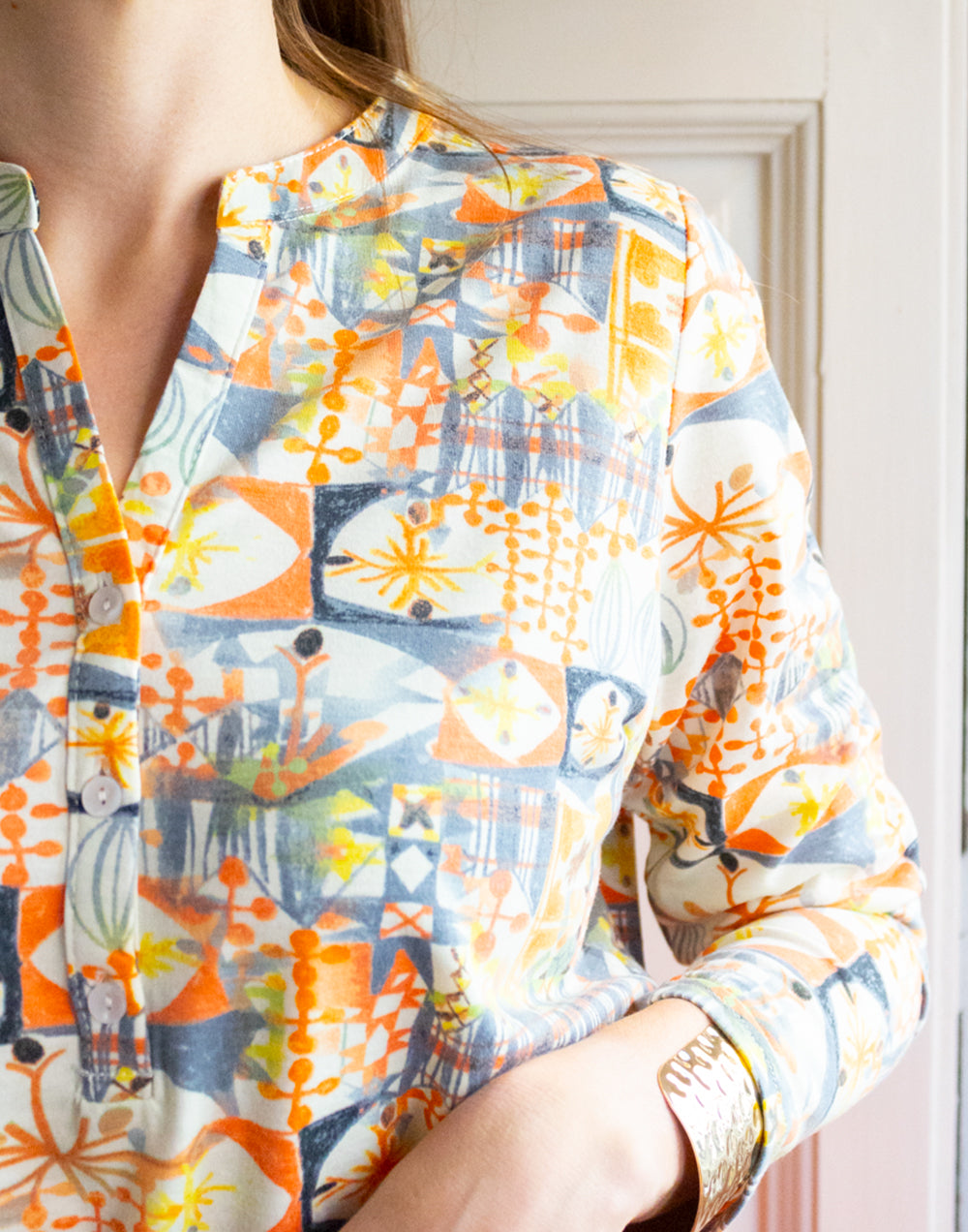Camiseta camisera estampado detalles pictóricos naranja muestrarios de ropa y moda de mujer vestir bien con talla grande plus