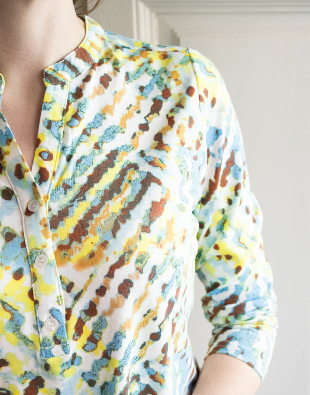 Camiseta camisera estampado diagonales multicolor muestrarios de ropa y moda de mujer vestir bien con talla grande plus