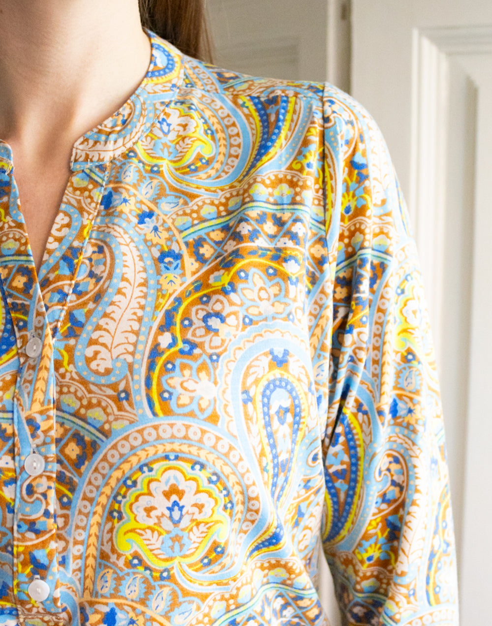Camiseta camisera estampado paisley en tonos azul y verde muestrarios de ropa y moda de mujer