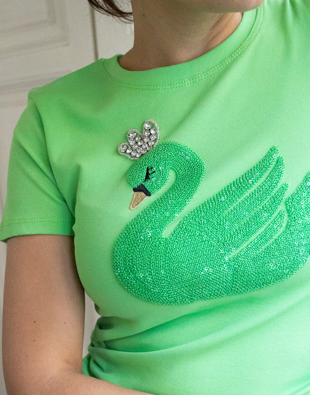 Camiseta cisne de lentejuelas verde pistacho muestrarios de ropa y moda de mujer