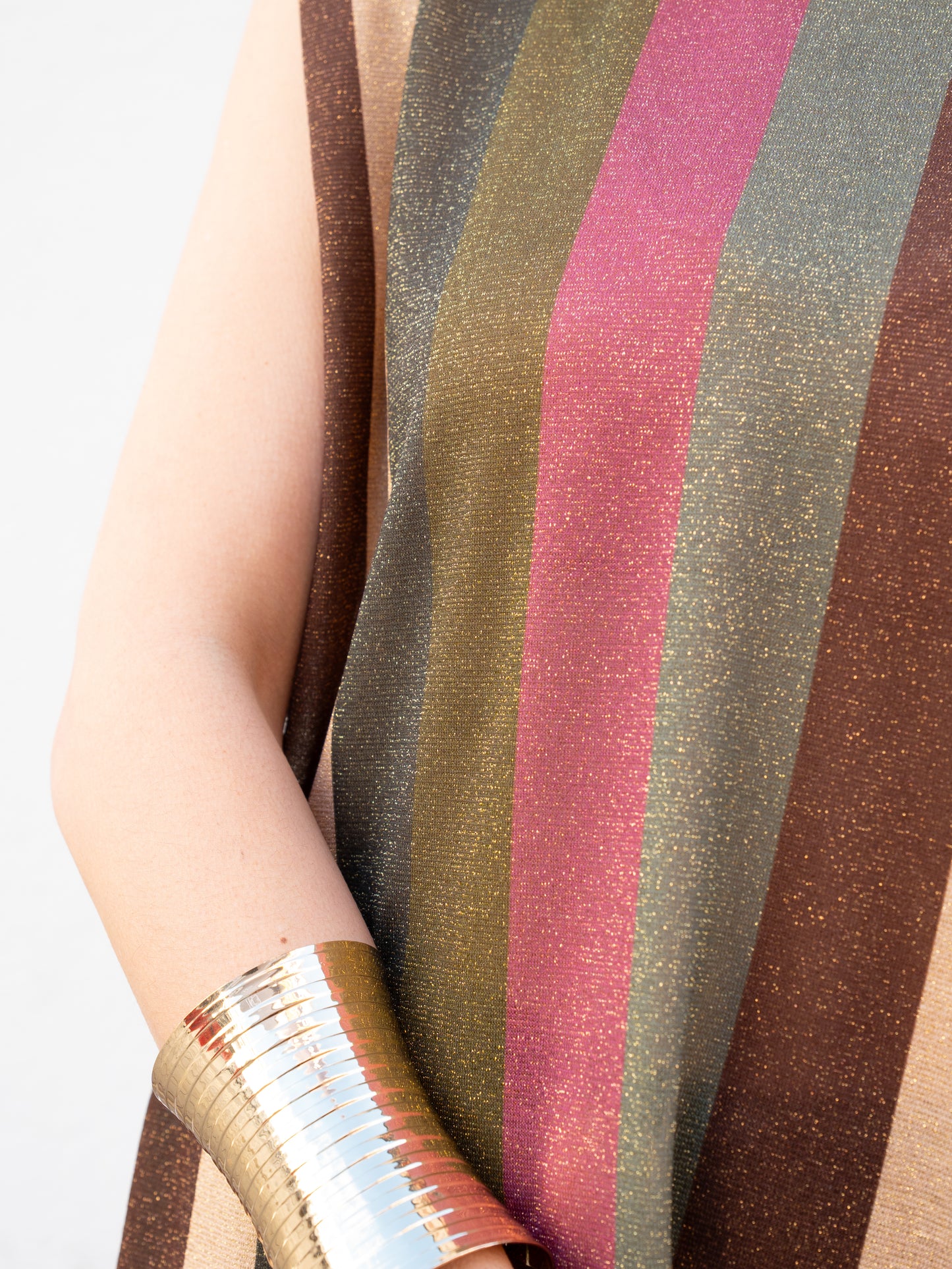 Camiseta rayas con lurex azul y marrón muestrarios de moda ropa mujer vestir bien con talla grande