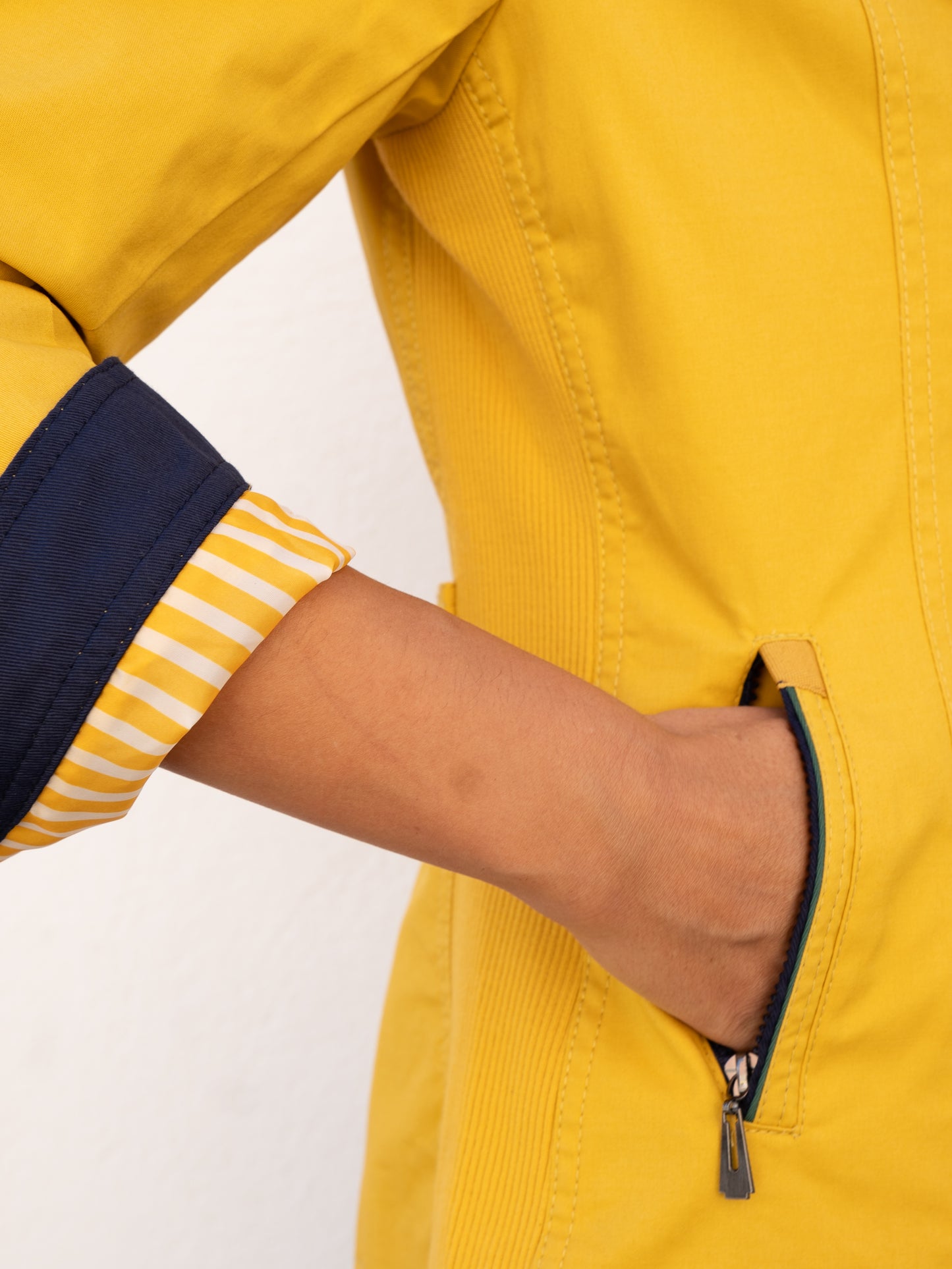 Cazadora de inspiración marinera amarilla muestrarios ropa y moda mujer tallas grandes plus