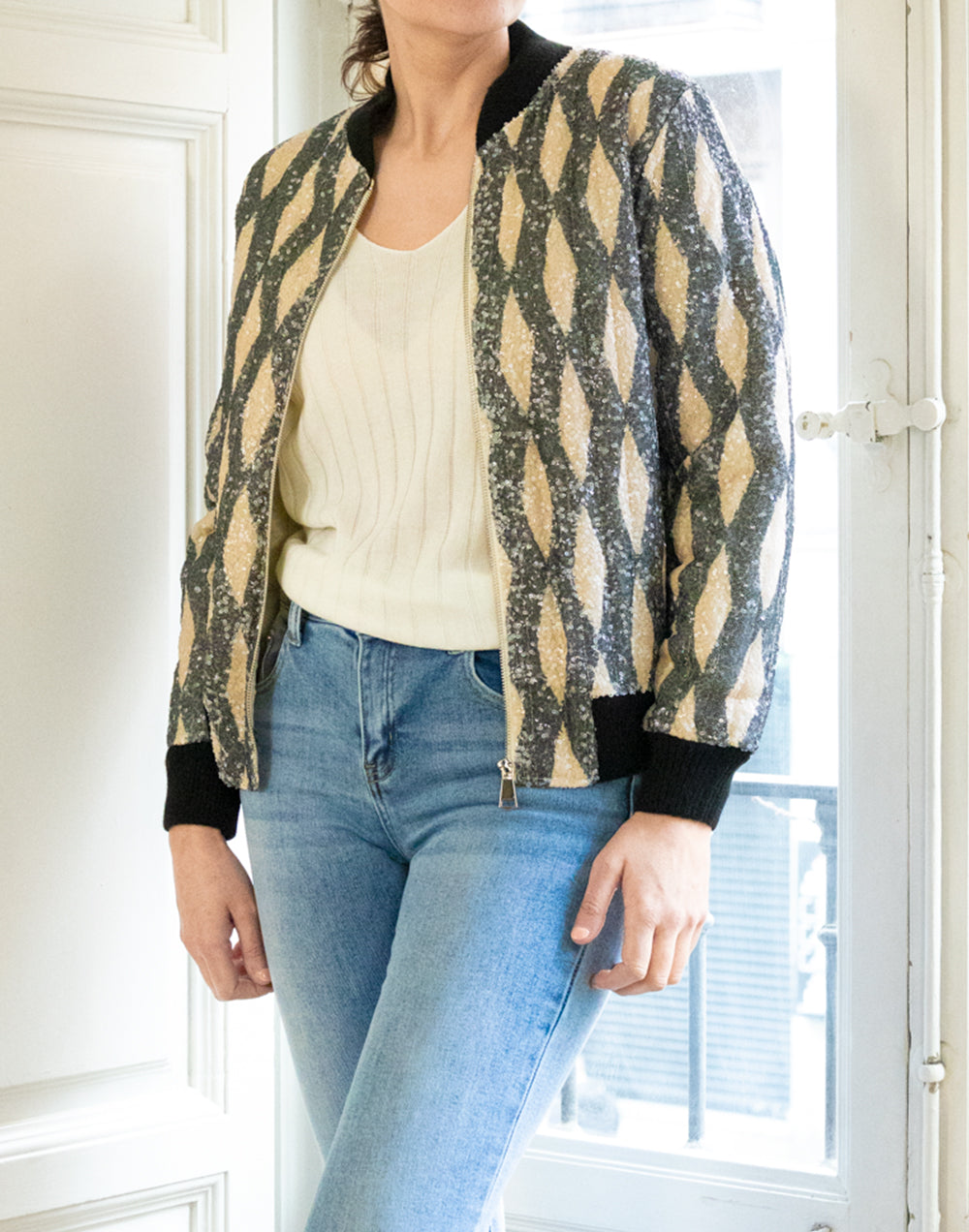 Chaqueta bomber acolchada y lentejuelas con estampado rombos muestrarios de ropa y moda de mujer vestir bien con talla grande plus
