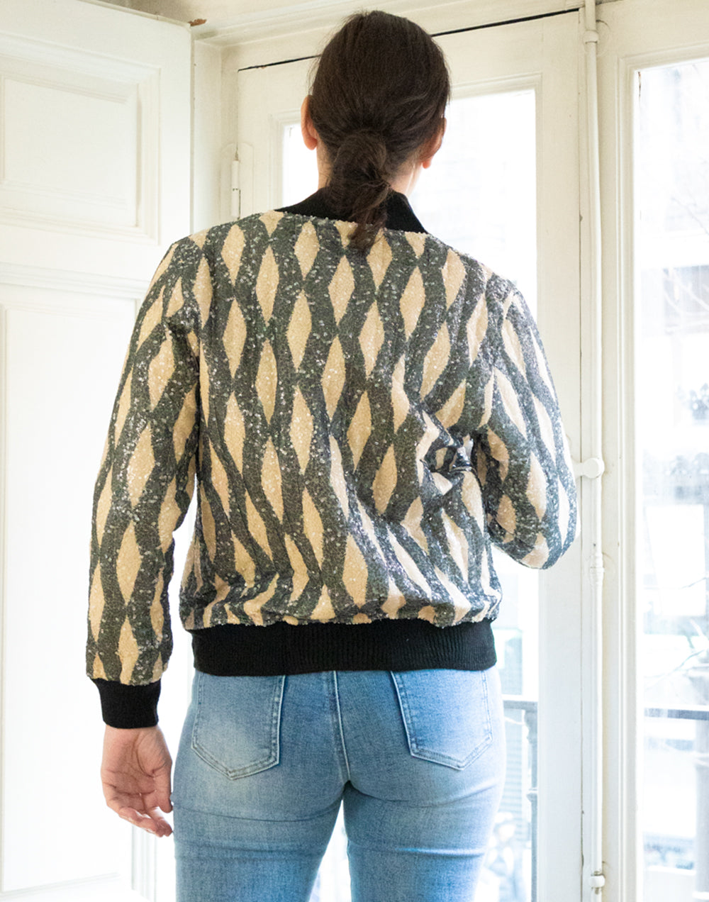 Chaqueta bomber acolchada y lentejuelas con estampado rombos muestrarios de ropa y moda de mujer vestir bien con talla grande plus