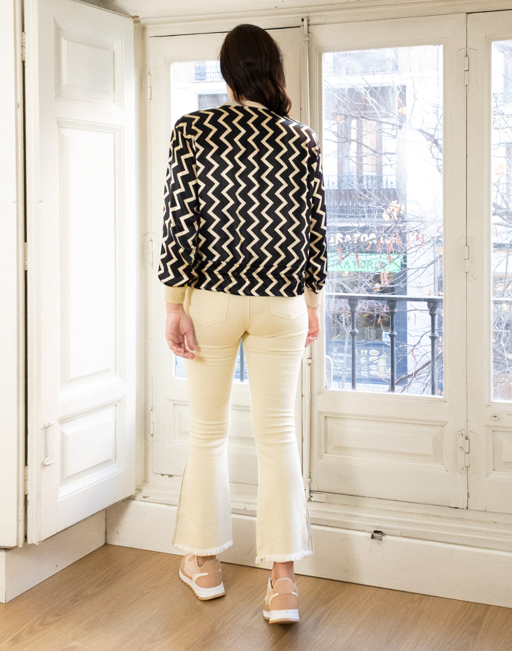 Chaqueta bomber estampado zig-zag beige y negro muestrarios de ropa y moda de mujer vestir bien con talla grande plus