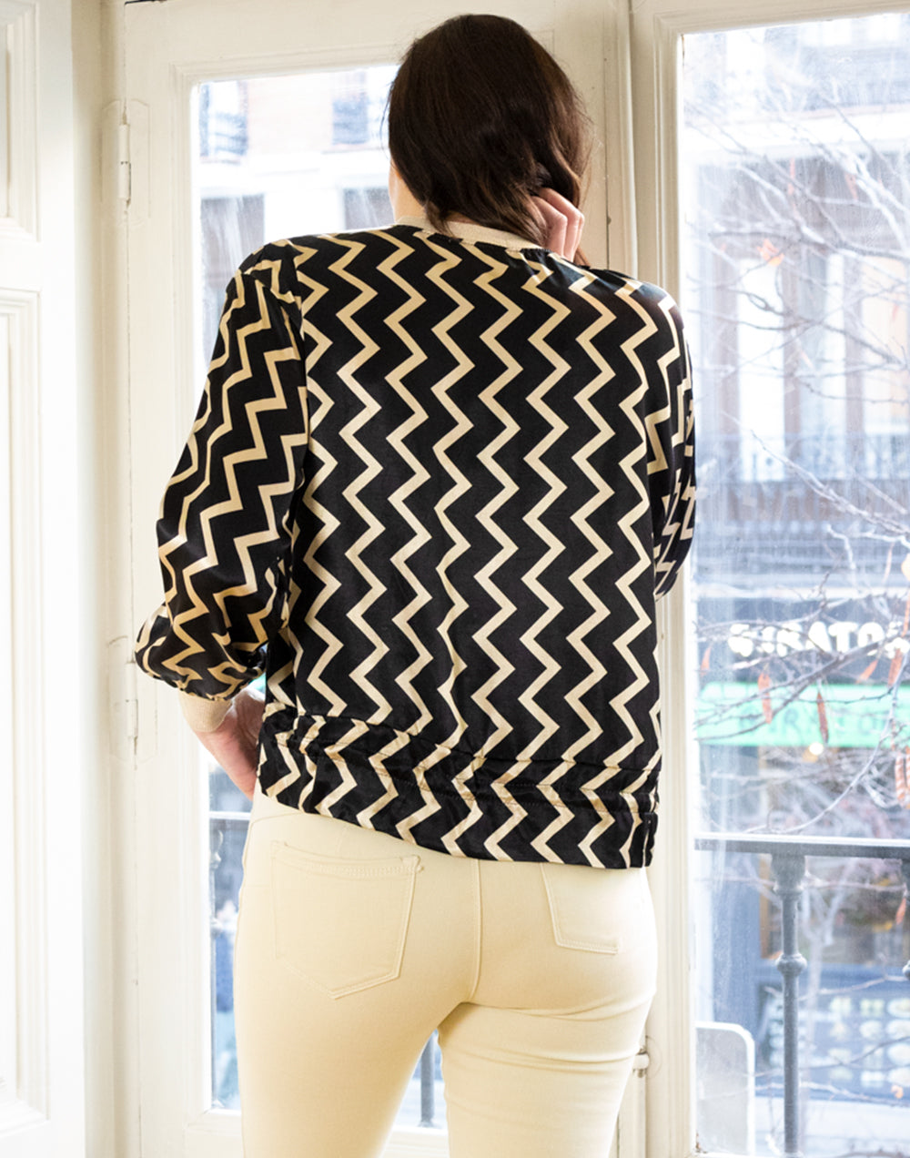 Chaqueta bomber estampado zig-zag beige y negro muestrarios de ropa y moda de mujer vestir bien con talla grande plus