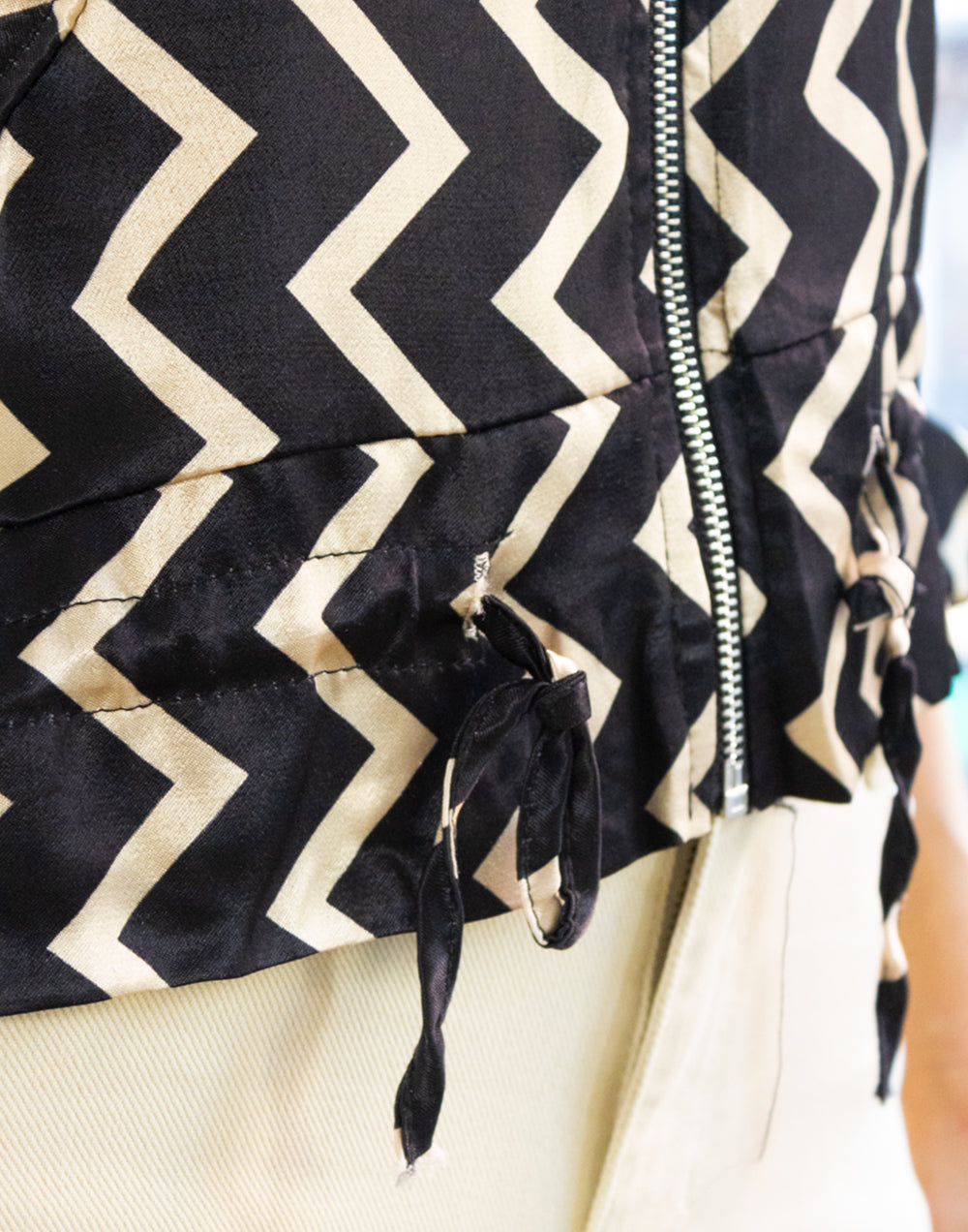 Chaqueta bomber estampado zig-zag beige y negro muestrarios de ropa y moda de mujer vestir bien con talla grande plus