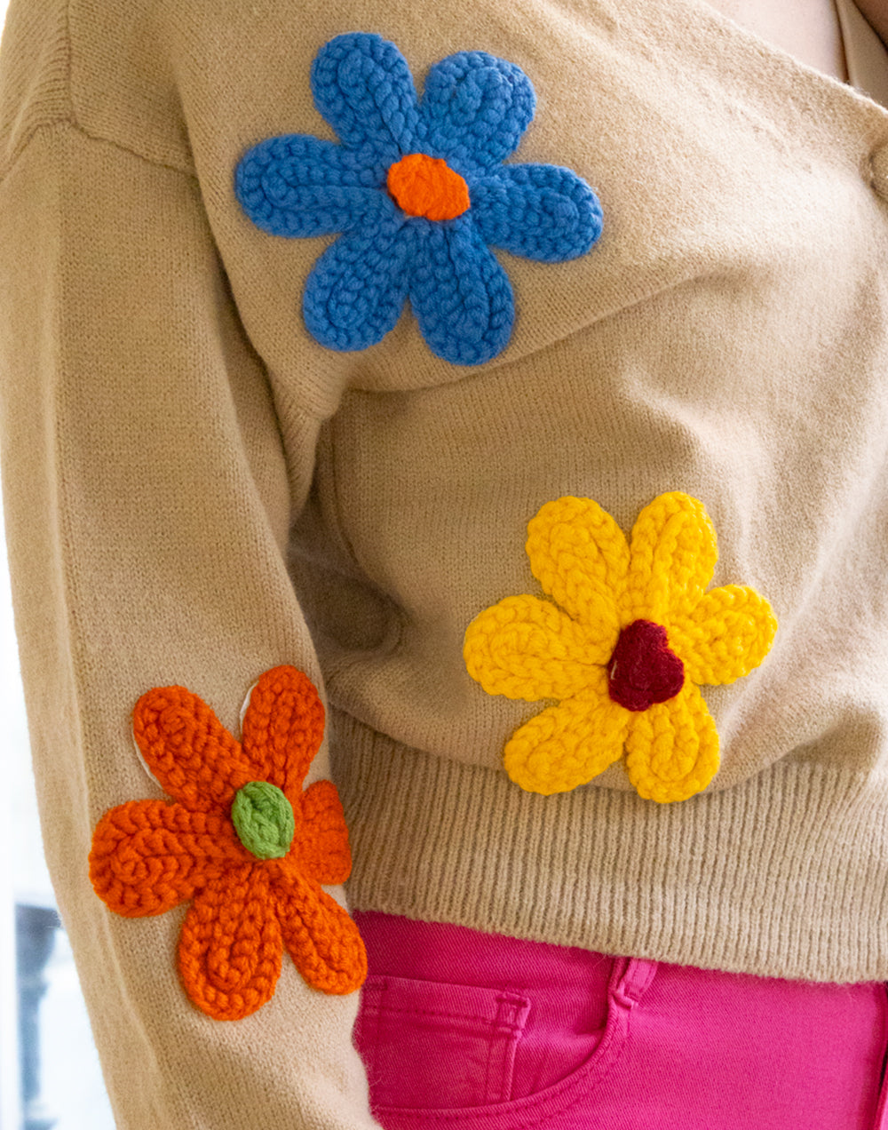 Chaqueta cárdigan con maxi flores bordadas camel muestrarios de ropa y moda de mujer vestir bien mujer mediana edad