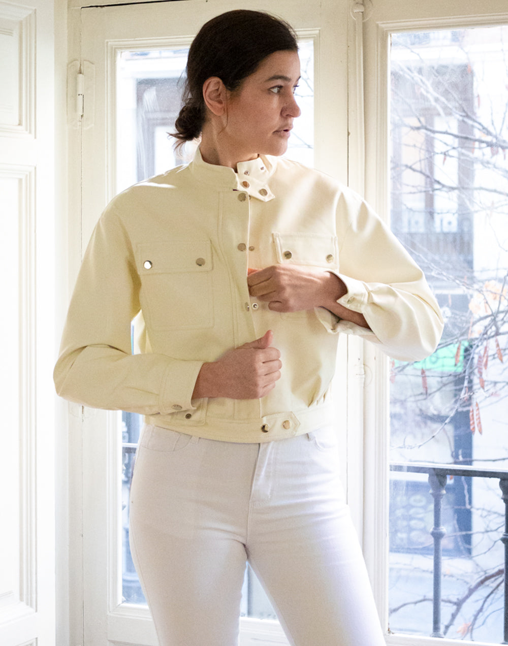Chaqueta cazadora bomber efecto piel blanco marfil muestrarios de ropa y moda de mujer vestir bien
