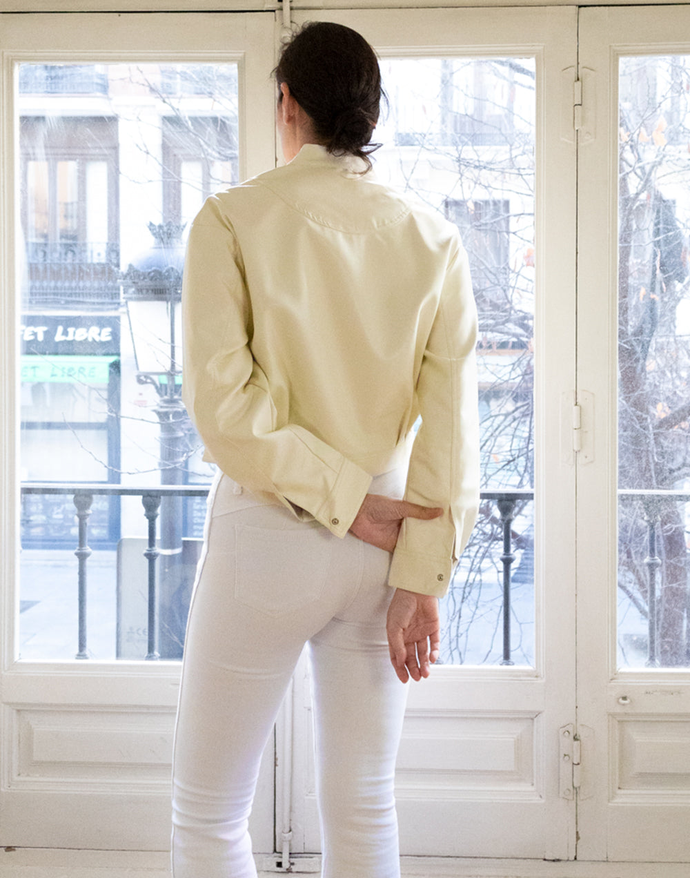 Chaqueta cazadora bomber efecto piel blanco marfil muestrarios de ropa y moda de mujer vestir bien