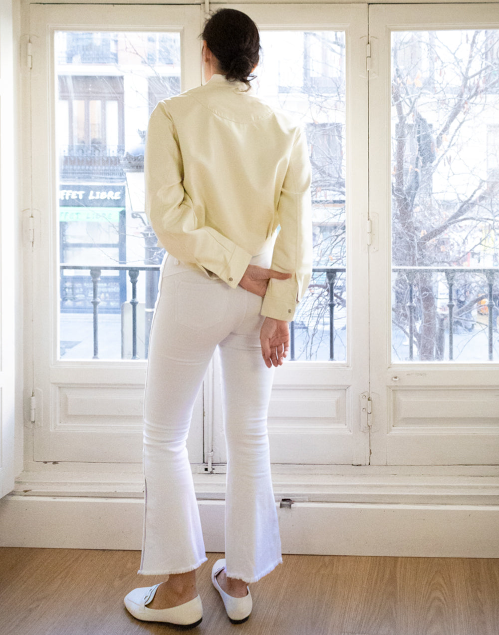 Chaqueta cazadora bomber efecto piel blanco marfil muestrarios de ropa y moda de mujer vestir bien