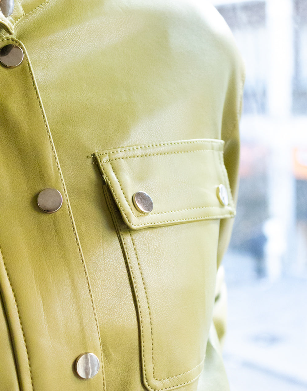 Chaqueta cazadora bomber efecto piel verde oliva muestrarios de ropa y moda de mujer vestir bien con talla grande plus juvenil