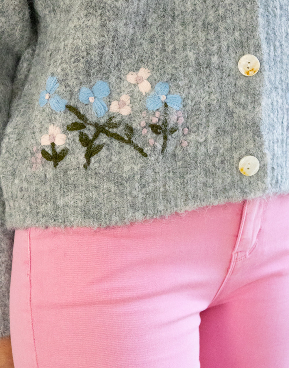 Chaqueta con bordados de flores gris jaspeado muestrarios de ropa y moda de mujer vestir bien elegante mujer mediana edad