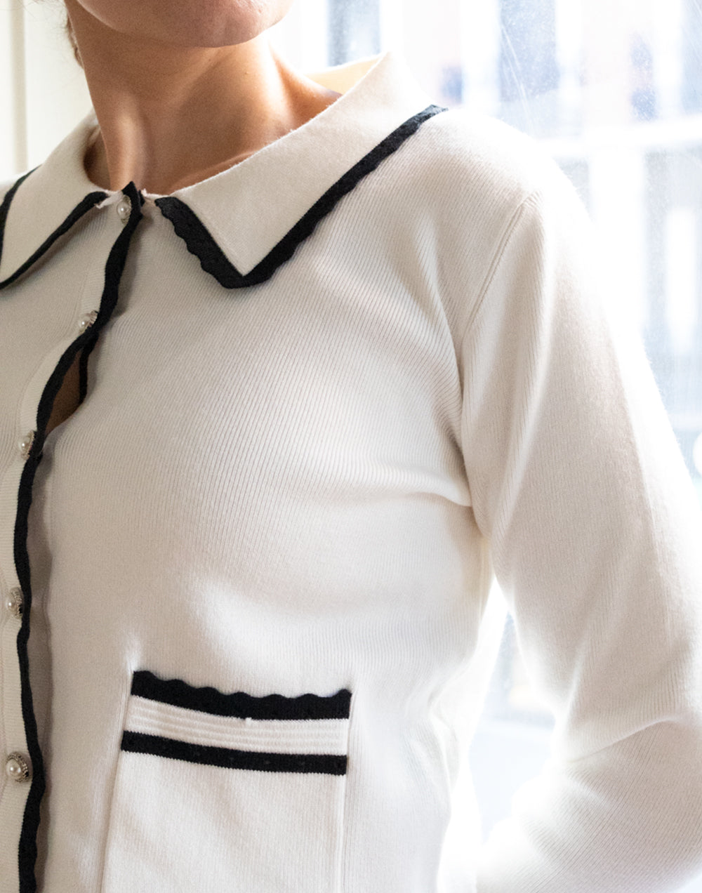 Chaqueta de punto con cuello y filo a contraste blanco marfil muestrarios de ropa y moda de mujer vestir bien mujer mediana edad para ir a la oficina