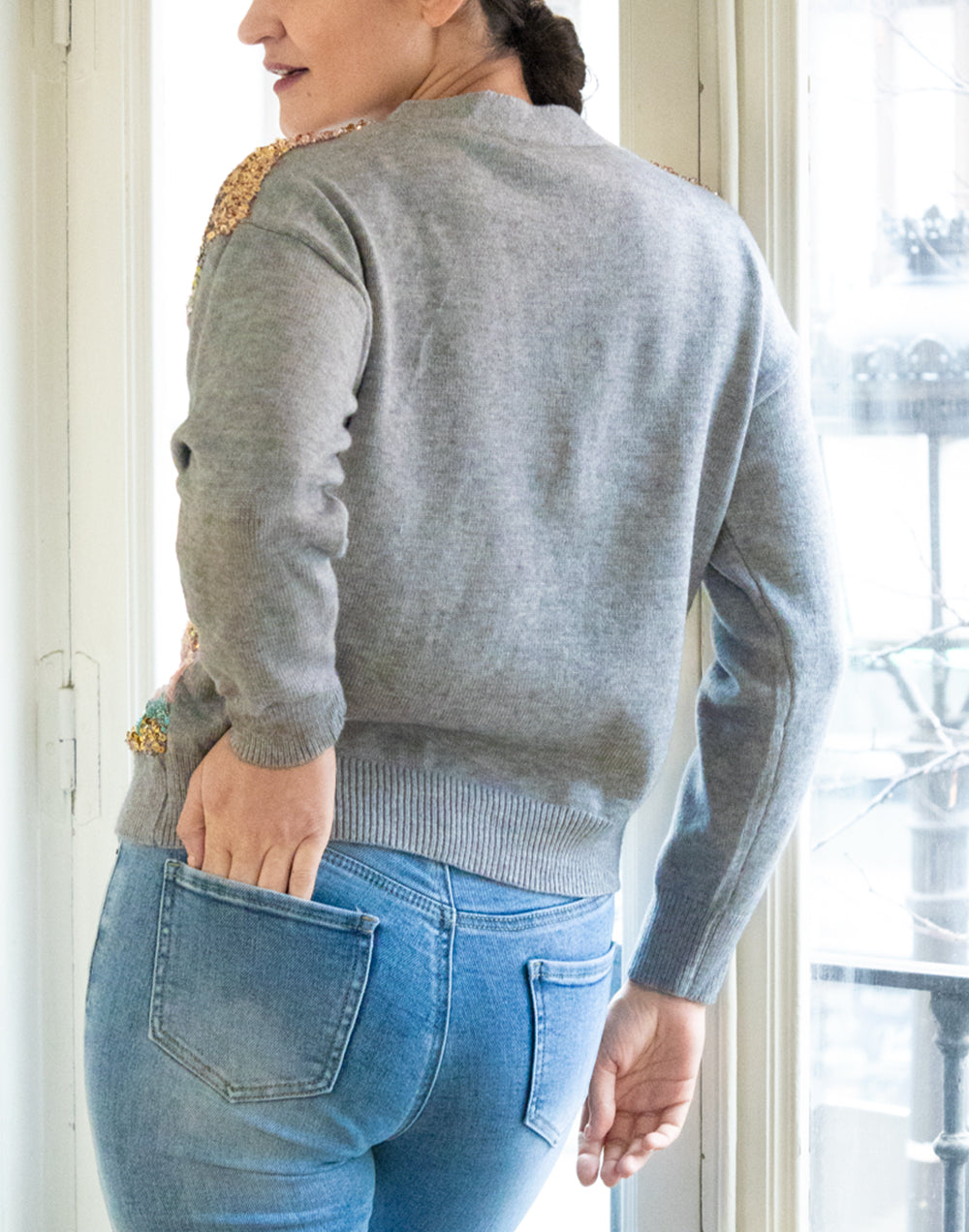 Chaqueta de punto con frontal de lentejuelas gris muestrarios de ropa y moda de mujer vestir bien
