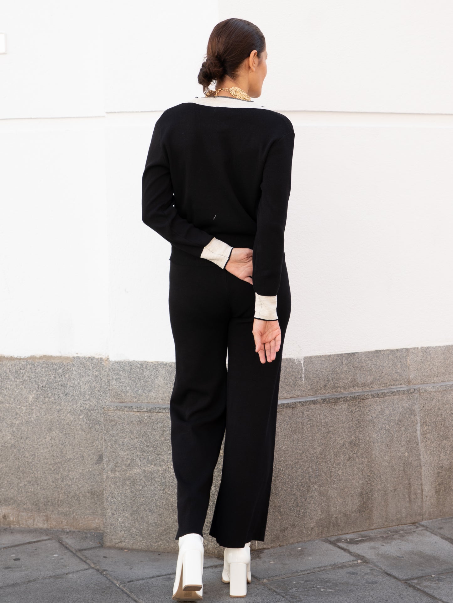 Chaqueta y pantalón de tricot con detalles a contraste negro conjunto de punto muestrarios