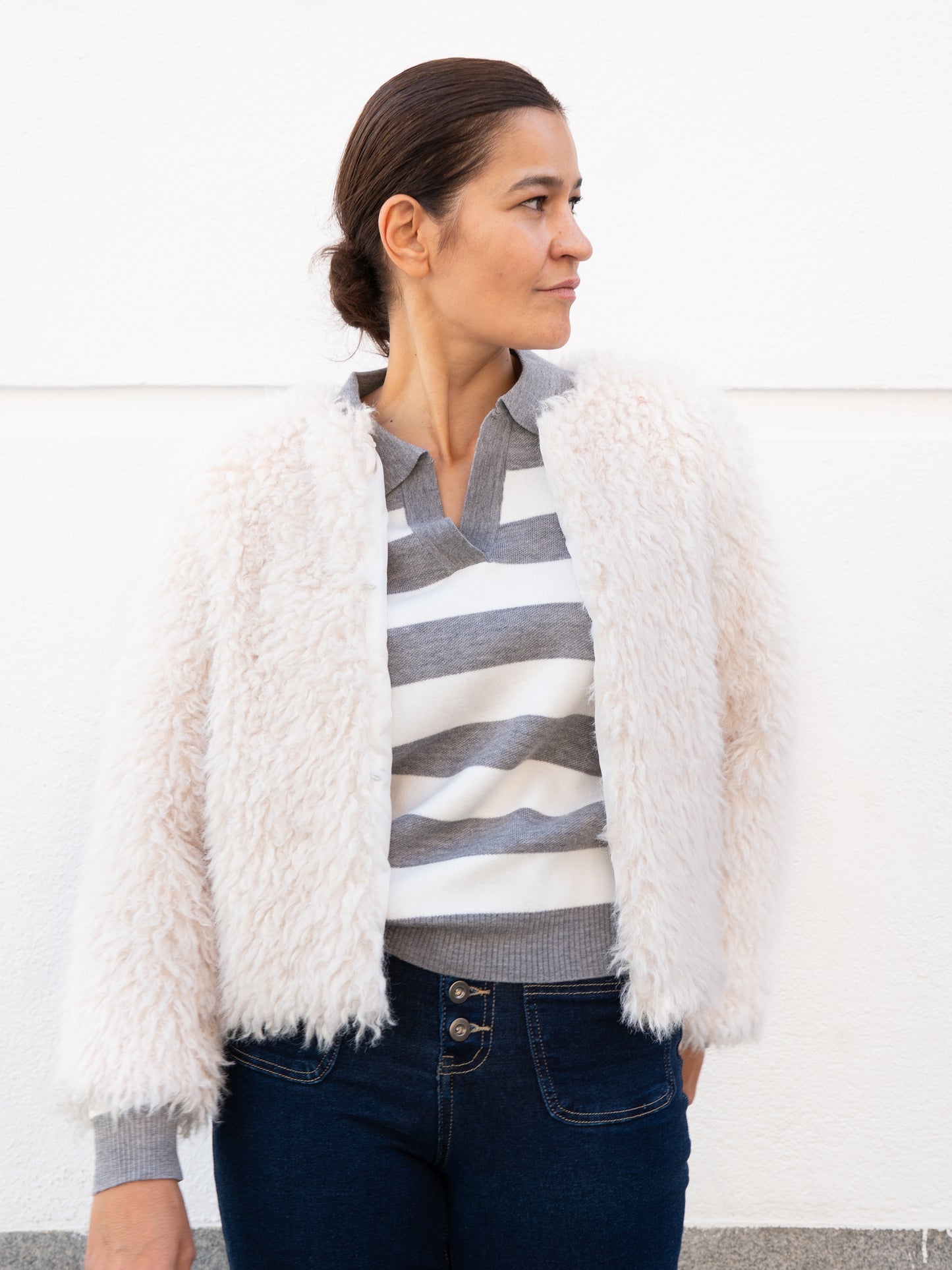 Chaquetón corto de pelo vegano tipo oveja blanco