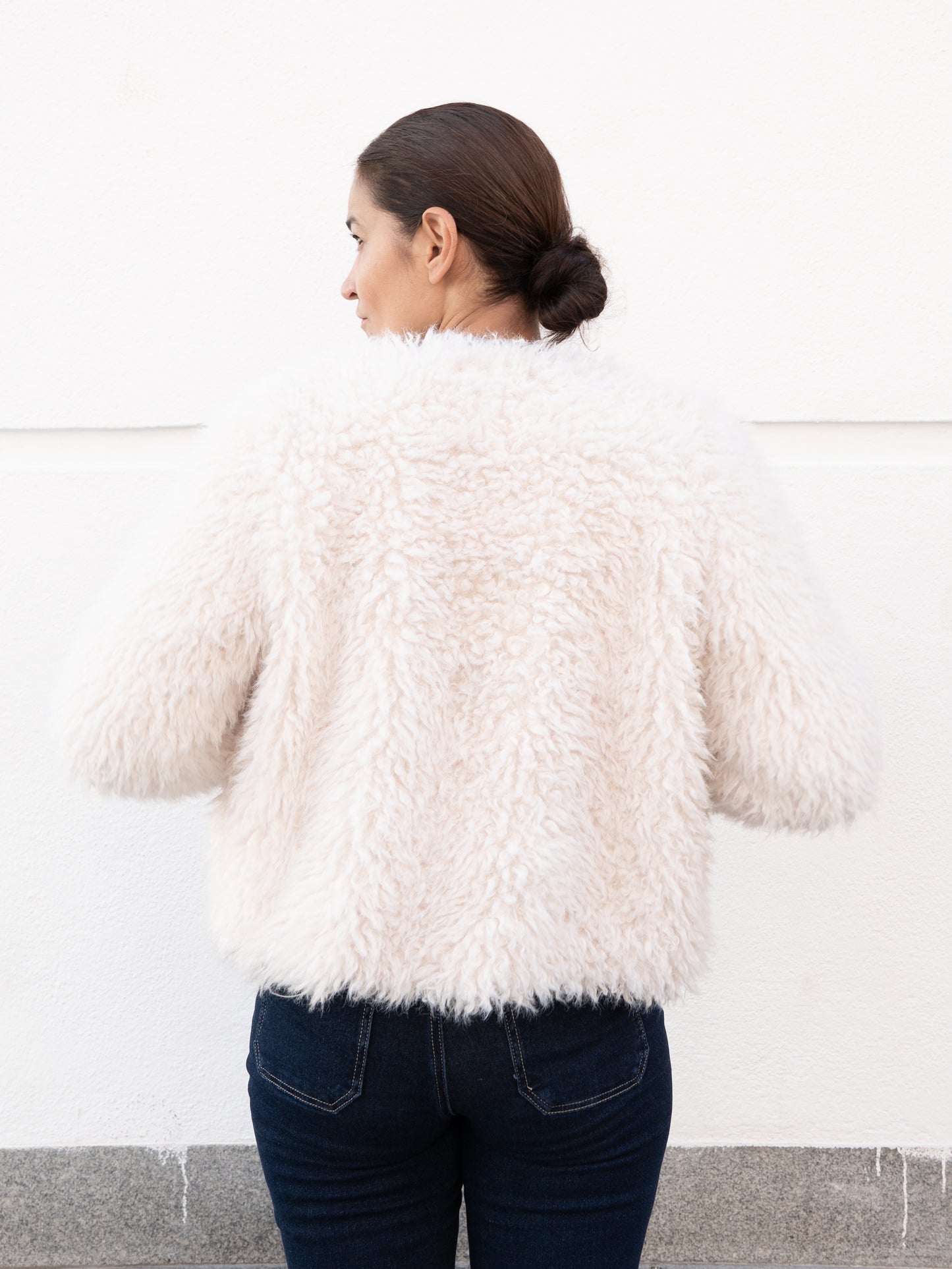 Chaquetón corto de pelo vegano tipo oveja blanco muestrarios de ropa y moda de mujer