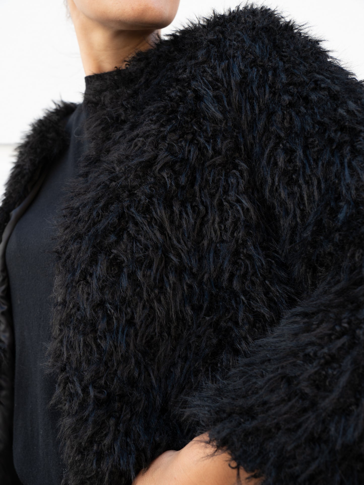 Chaquetón corto de pelo vegano tipo oveja negro muestrarios de ropa y moda de mujer ideas invitada