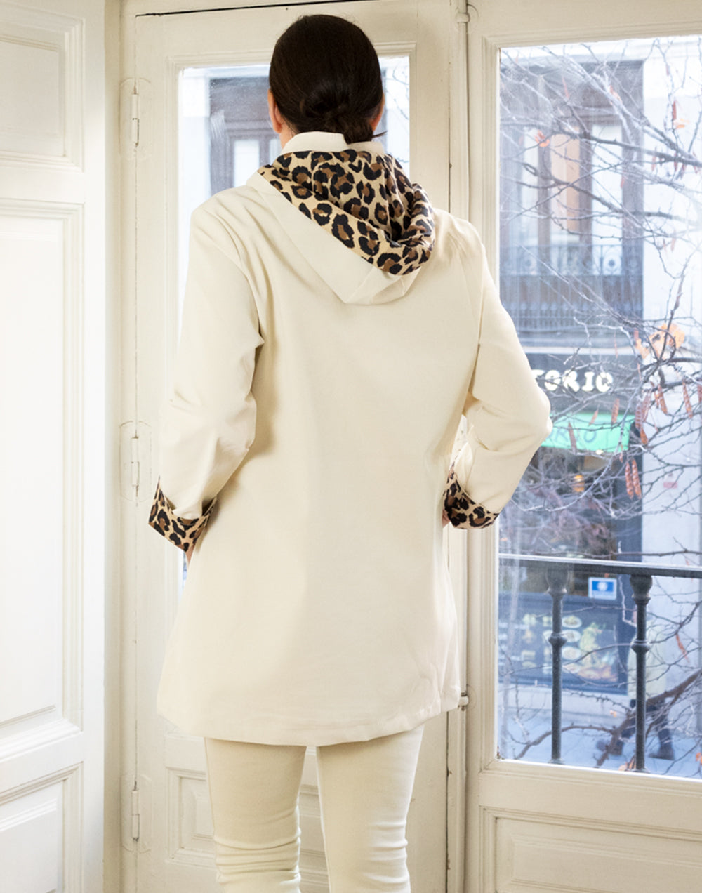 Chubasquero 34 beige con detalle animal print muestrarios de ropa y moda de mujer vestir bien con talla grande plus