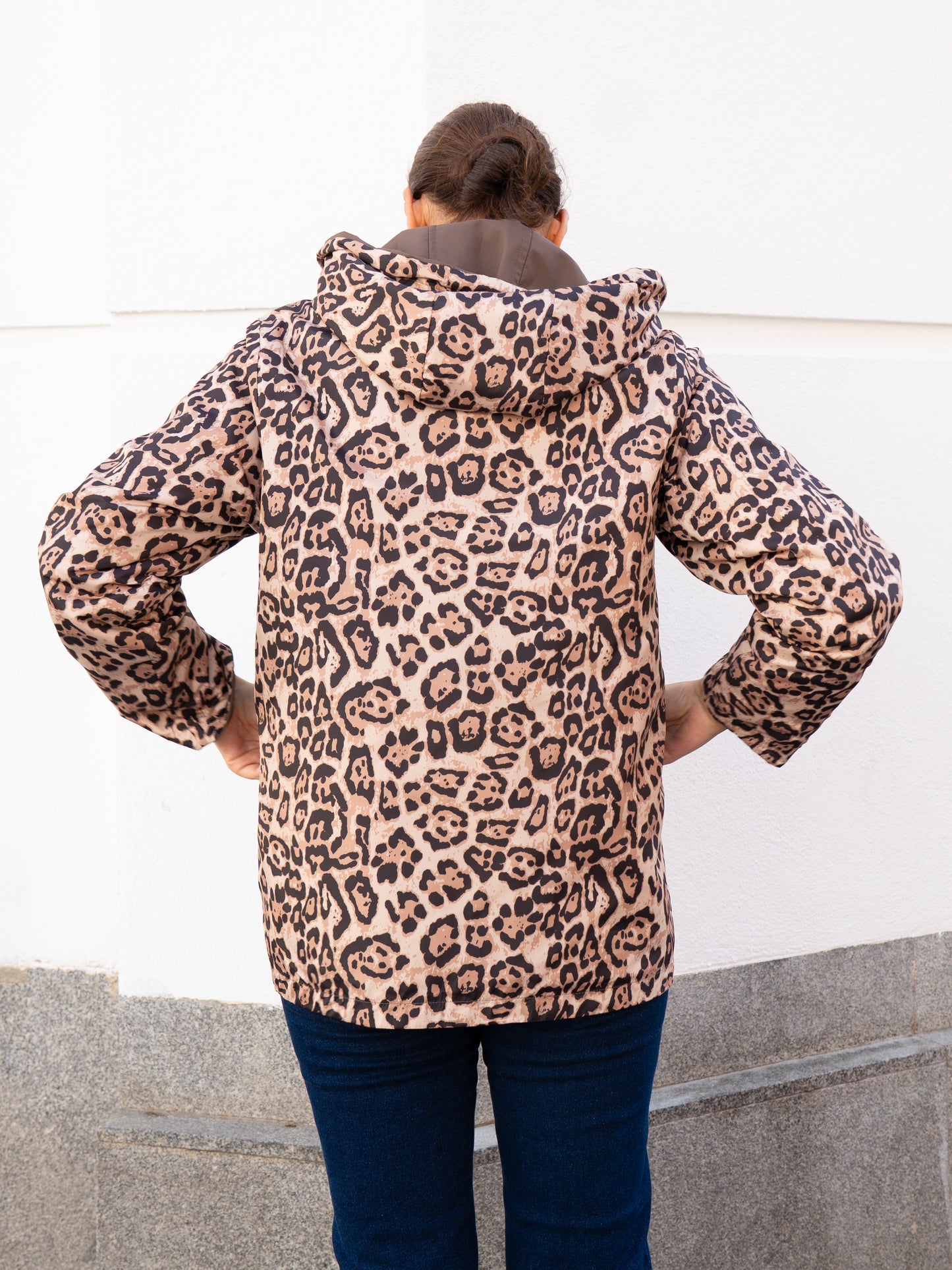 Chubasquero reversible animal print y marrón chocolate muestrarios de ropa y moda de mujer vestir bien con talla grande plus
