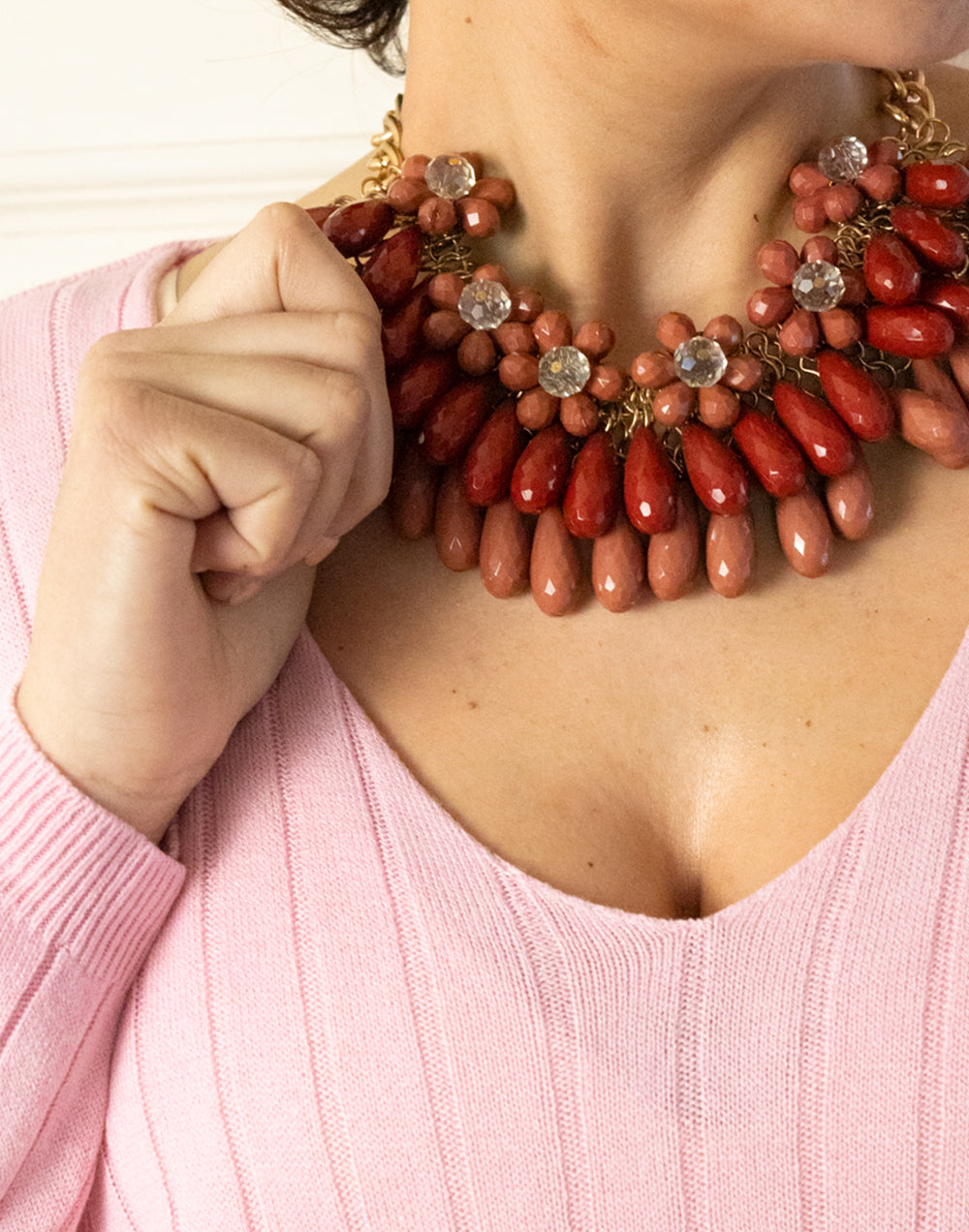 Collar abalorios facetados y flores granate muestrarios de ropa y accesorios de mujer