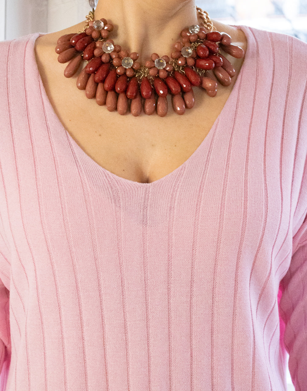 Collar abalorios facetados y flores granate muestrarios de ropa y accesorios de mujer