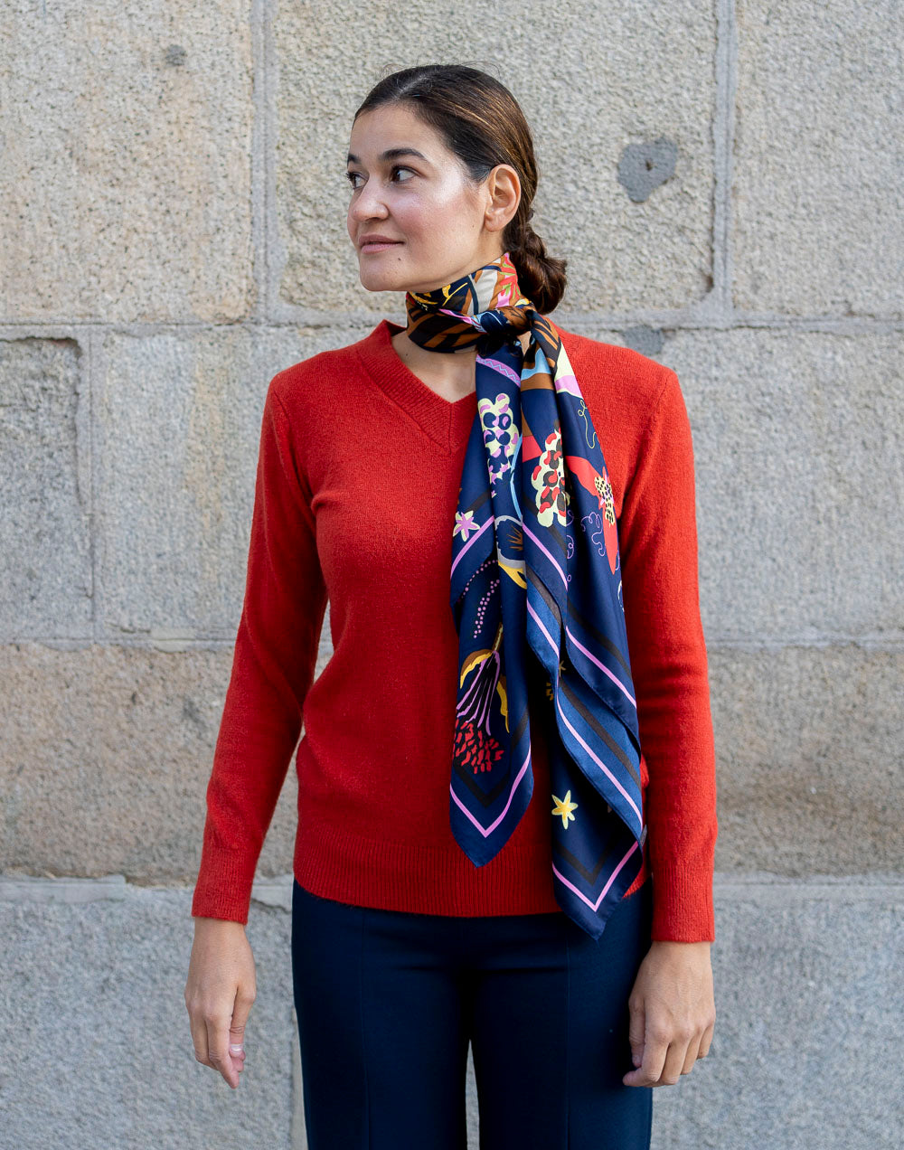 Pañuelo de seda jarrón de flores azul marino muestrarios tienda de ropa de mujer y accesorios de moda de mujer