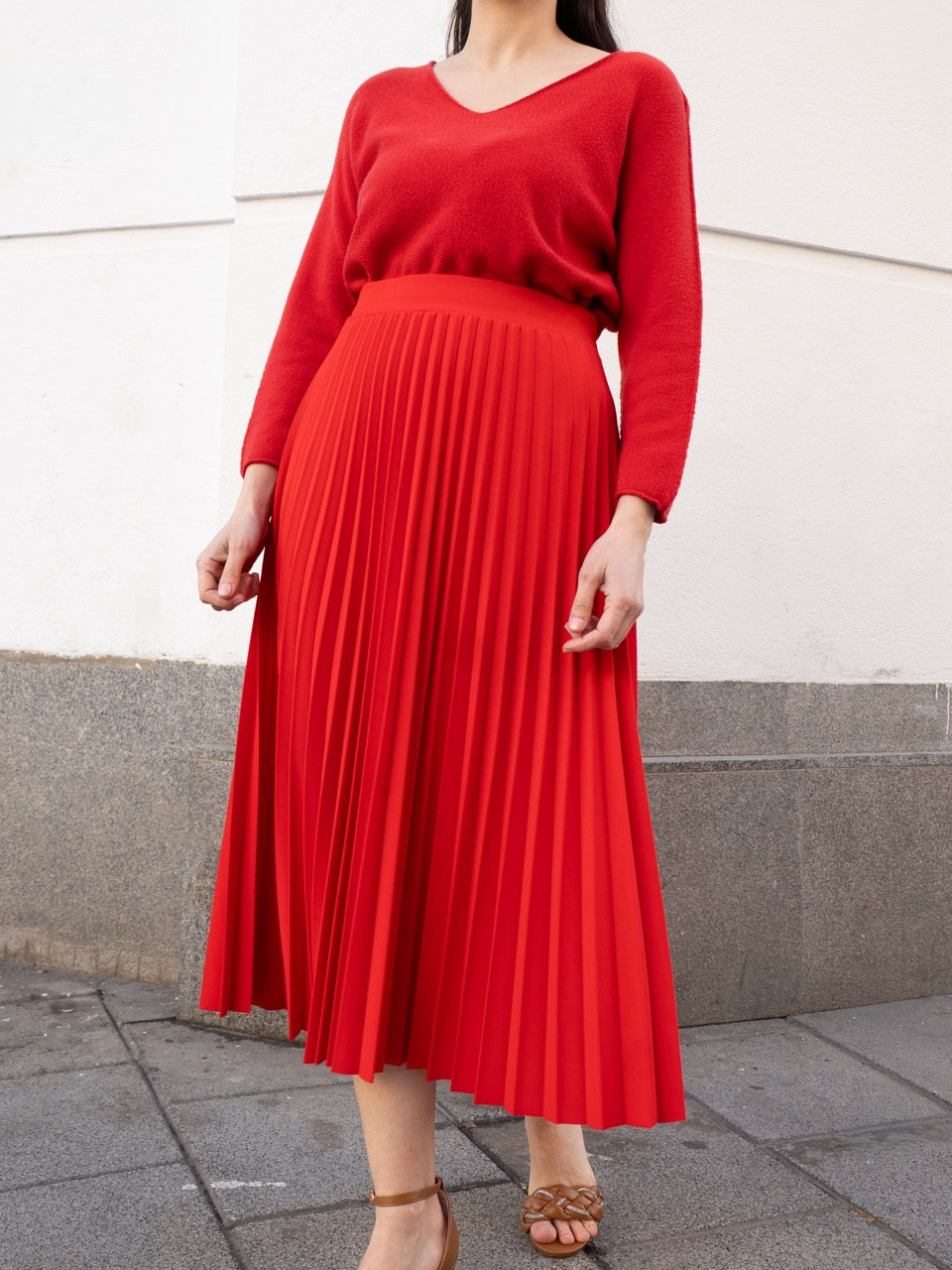 Jersey recto sin costuras cuello pico rojo muestrarios de ropa y moda de mujer jerséis de colores primavera Falda plisada midi rojo jersey rojo de cuello pico ropa mujer ideas mujer mediana edad