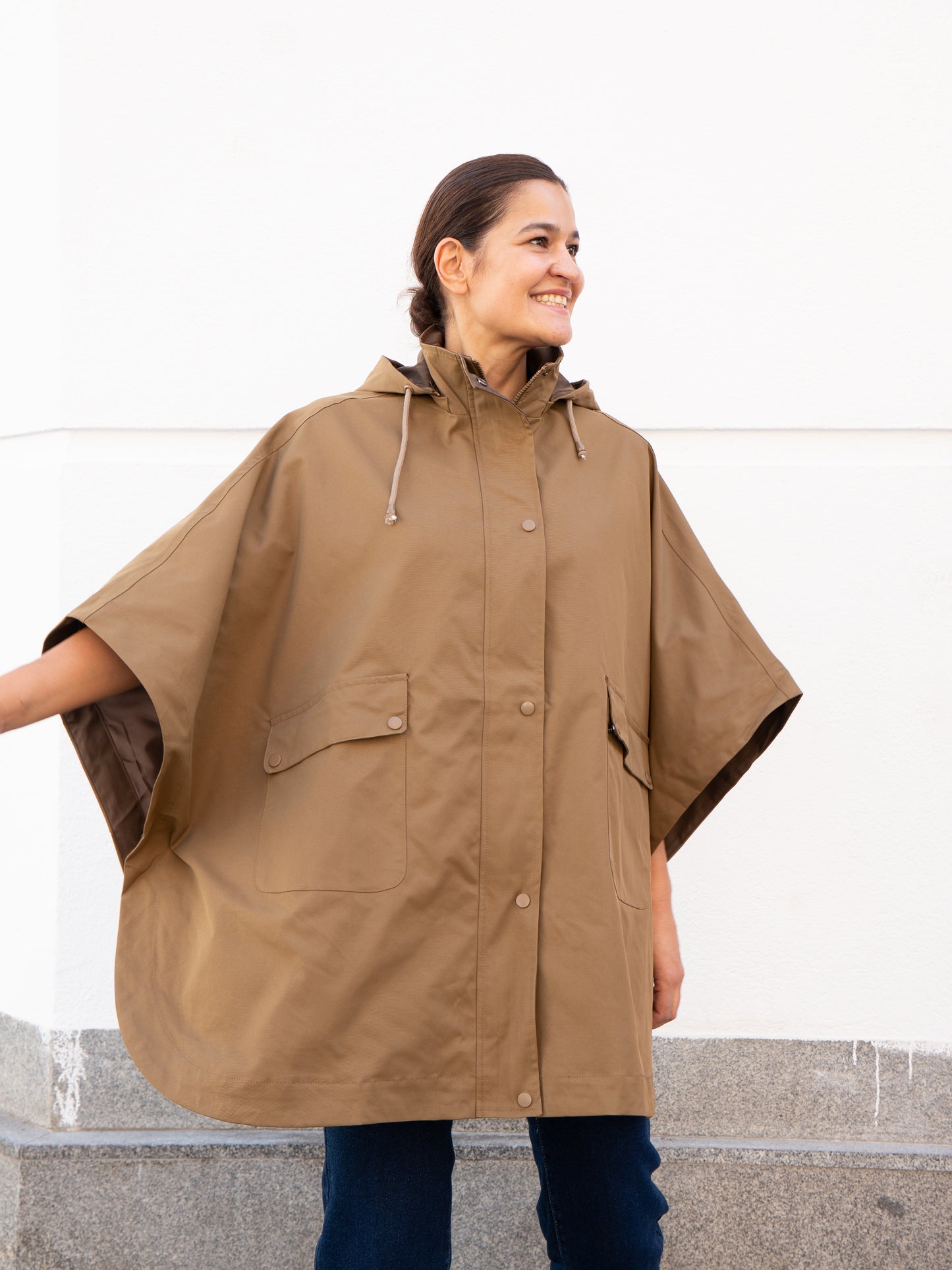 Gabardina capa camel muestrarios de ropa y moda de mujer vestir bien mujer mediana edad talla grande plus