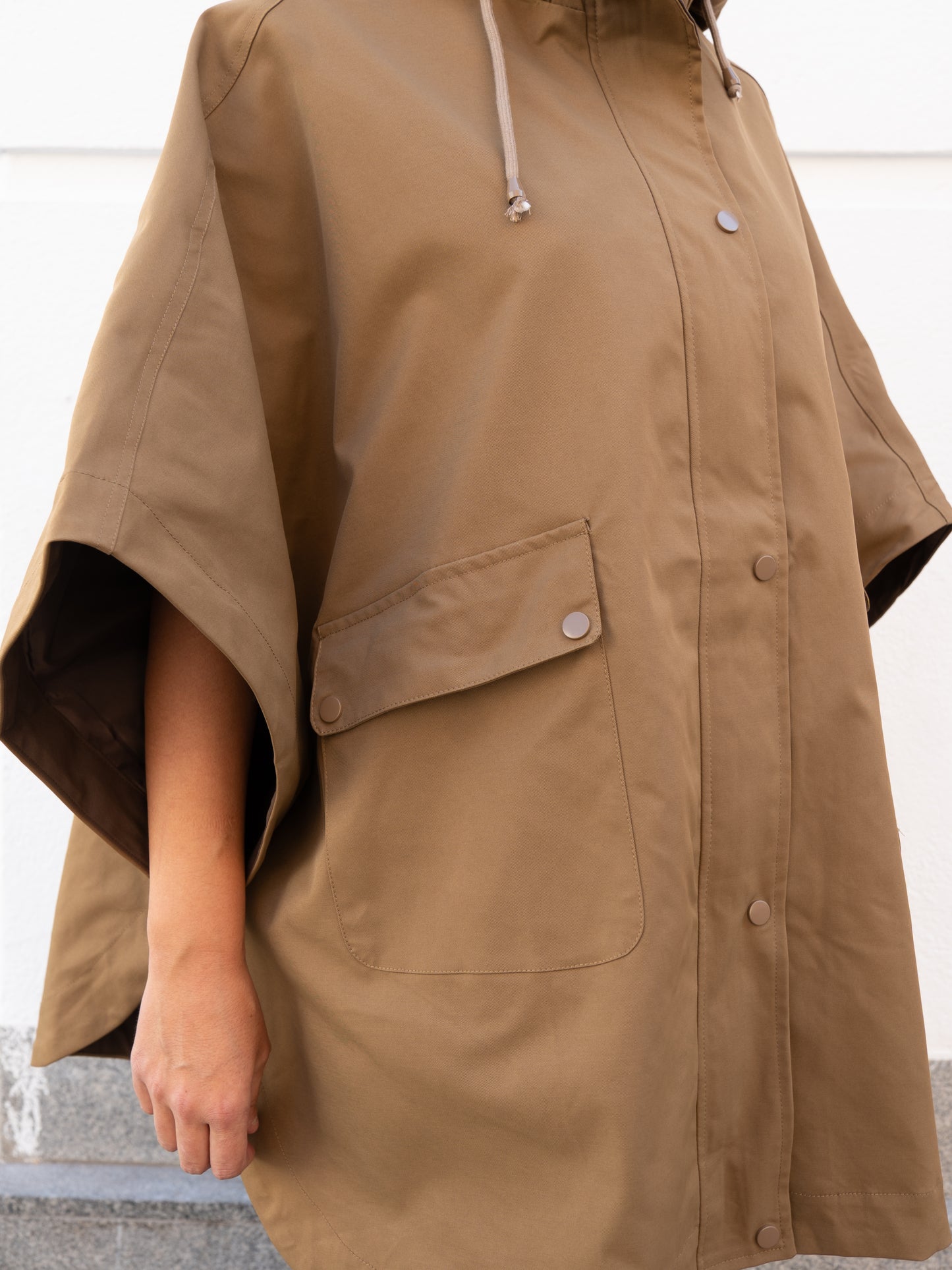 Gabardina capa camel muestrarios de ropa y moda de mujer vestir bien mujer mediana edad talla grande plus