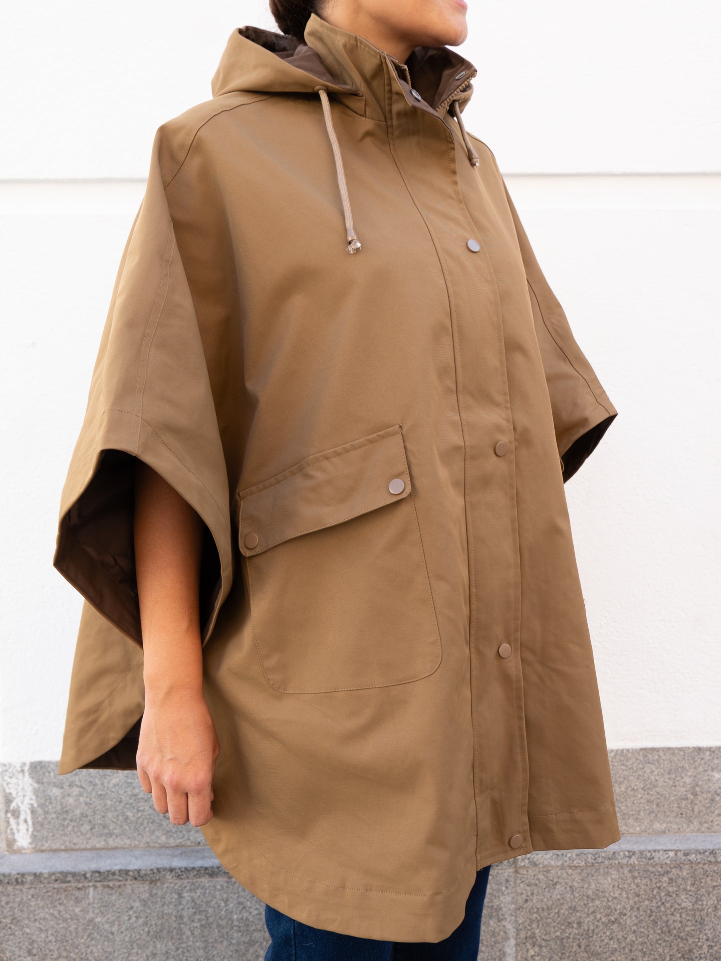 Gabardina capa camel muestrarios de ropa y moda de mujer vestir bien mujer mediana edad talla grande plus