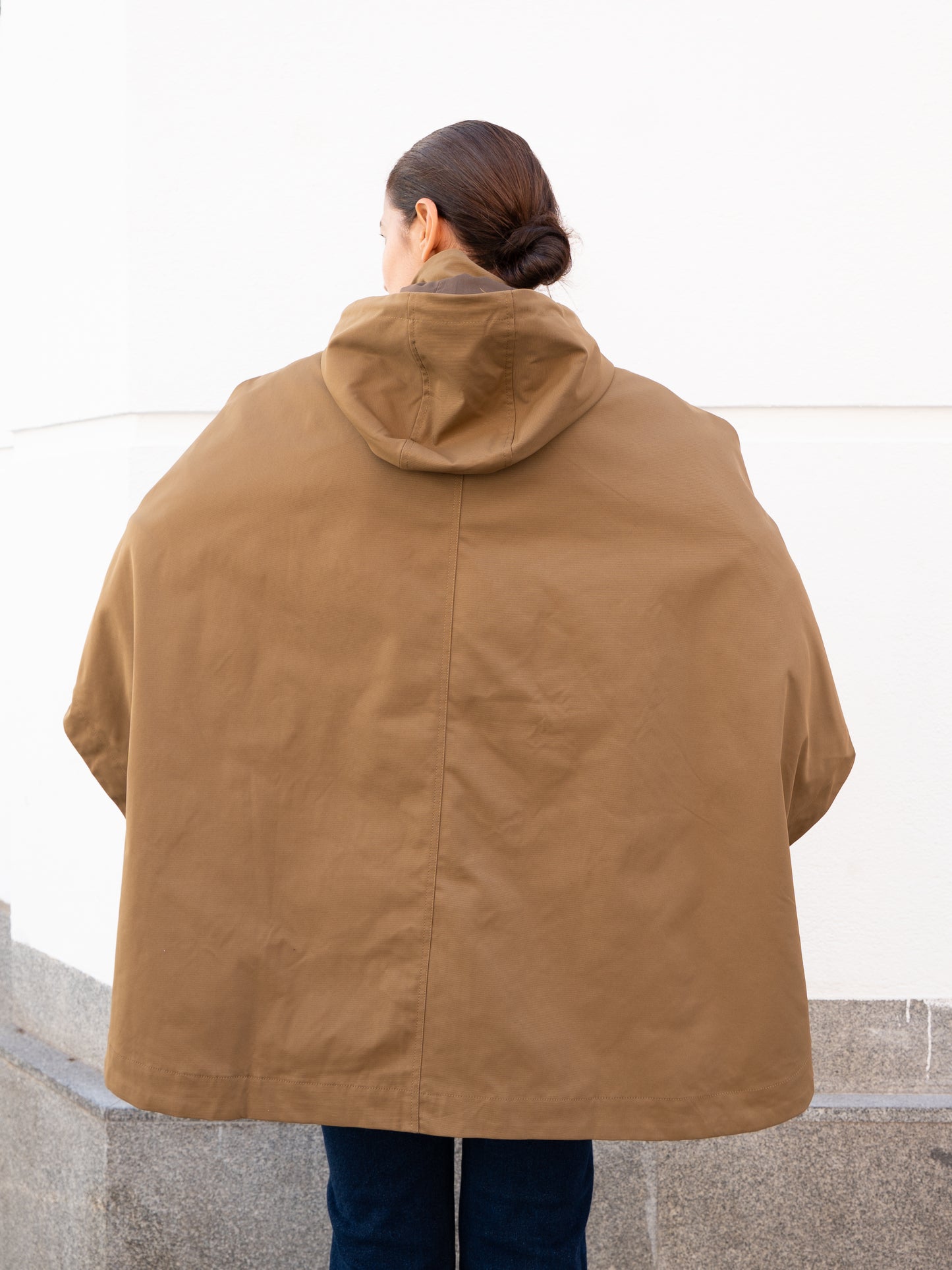 Gabardina capa camel muestrarios de ropa y moda de mujer vestir bien mujer mediana edad talla grande plus