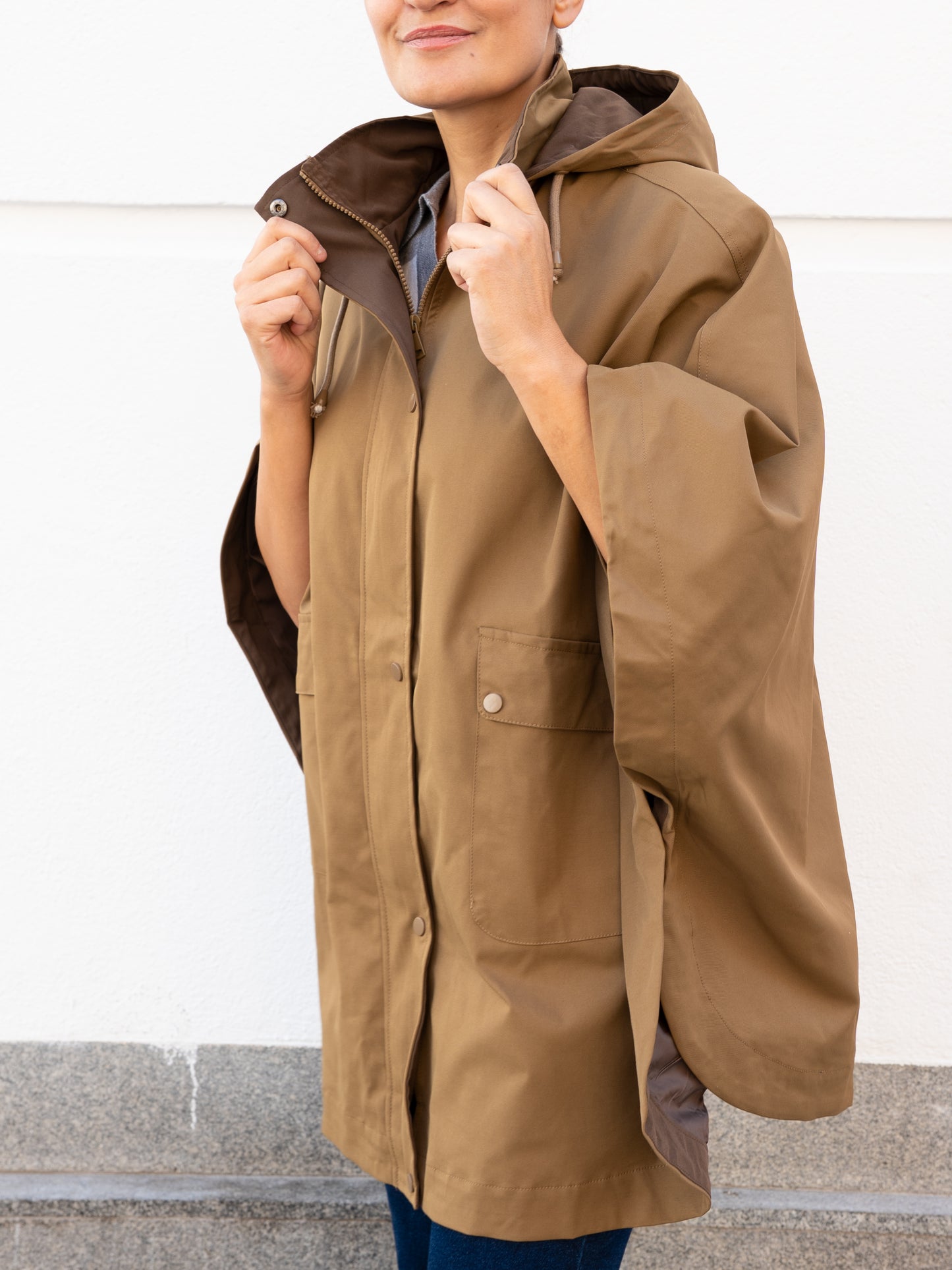 Gabardina capa camel muestrarios de ropa y moda de mujer vestir bien mujer mediana edad talla grande plus
