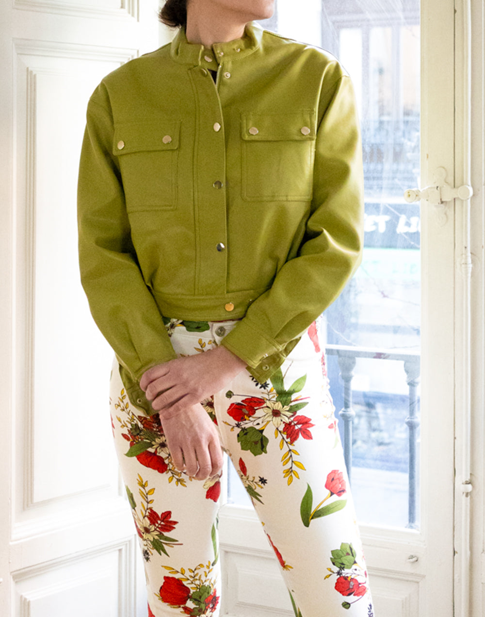 Chaqueta cazadora bomber efecto piel verde oliva muestrarios de ropa y moda de mujer vestir bien con talla grande plus juvenil