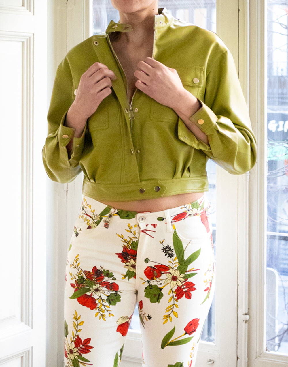 Chaqueta cazadora bomber efecto piel verde oliva muestrarios de ropa y moda de mujer vestir bien con talla grande plus juvenil