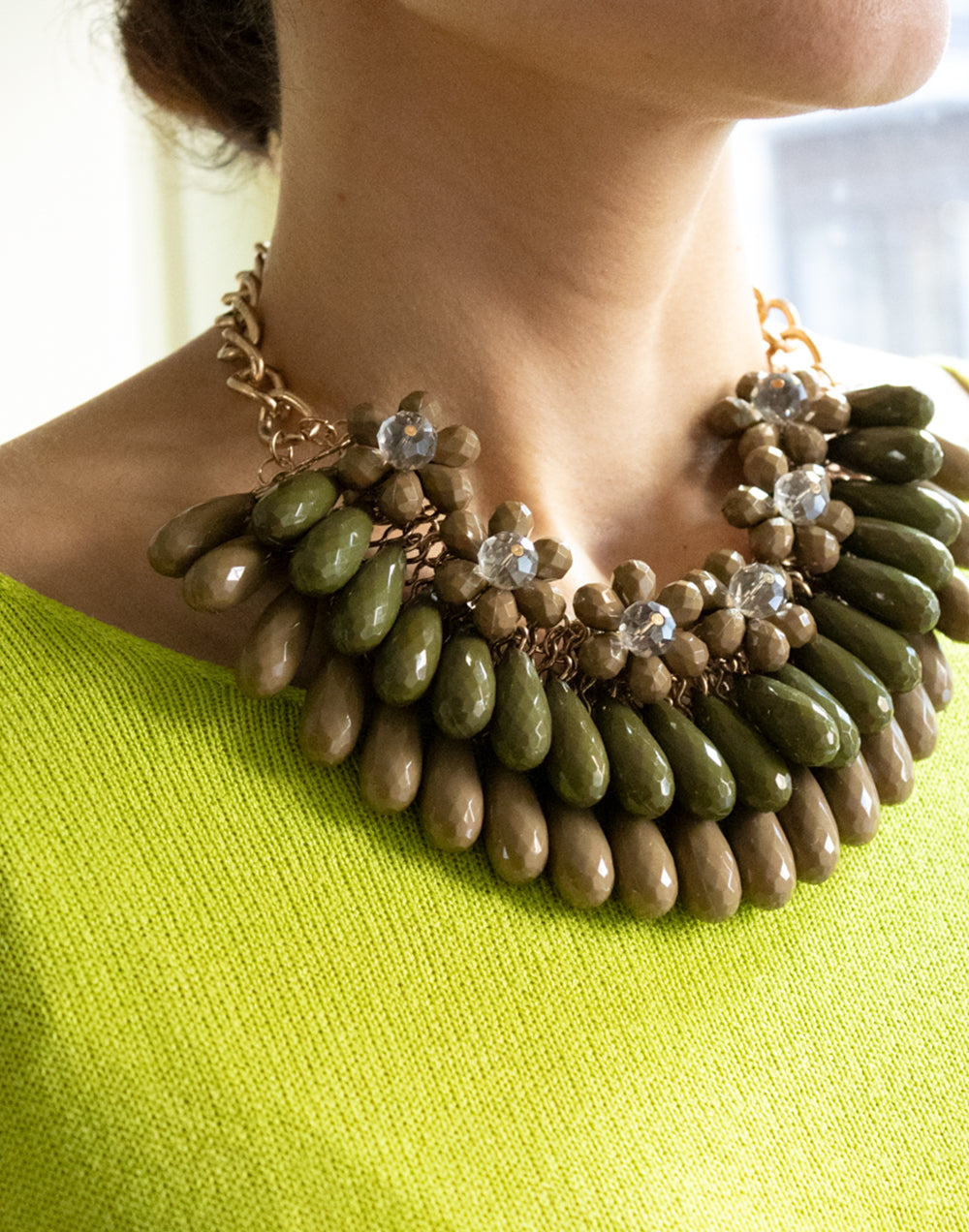 Collar abalorios facetados y flores verde muestrarios de ropa y accesorios de mujer vestir bien barato