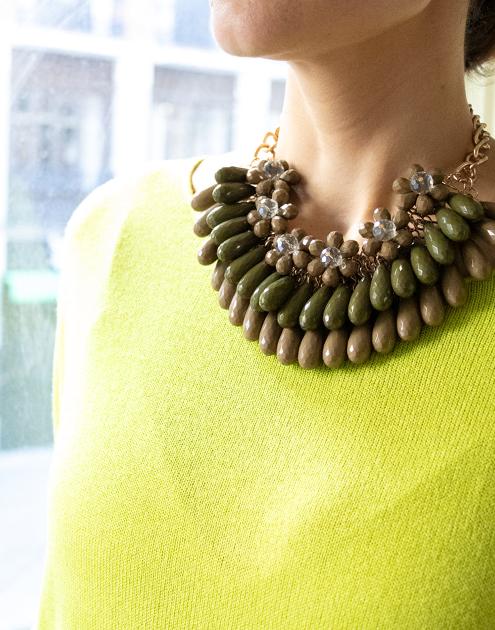 Collar abalorios facetados y flores verde muestrarios de ropa y accesorios de mujer vestir bien barato