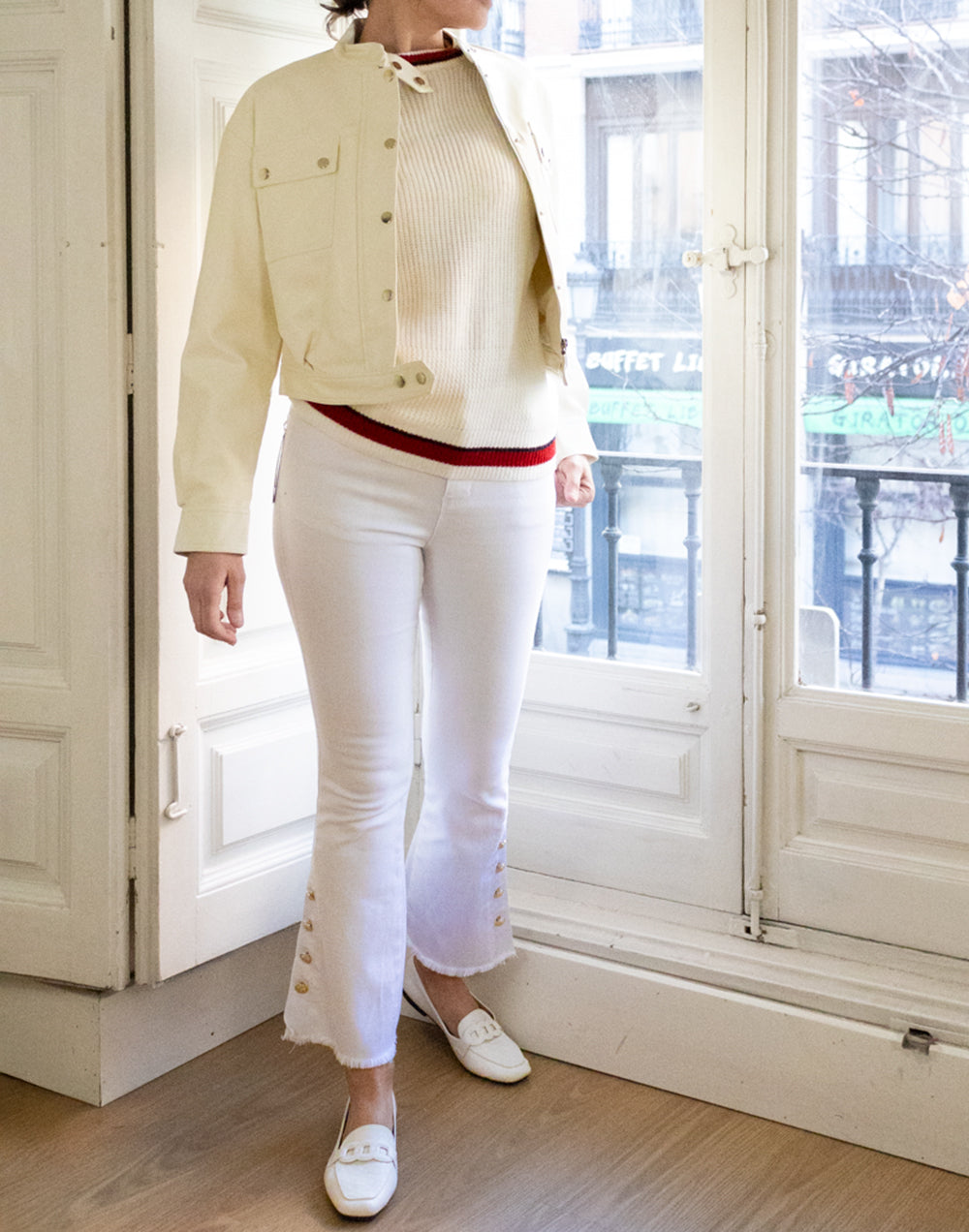 Jersey de canalé con detalles rojos blanco muestrarios de ropa y moda de mujer vestir bien con talla grande plus