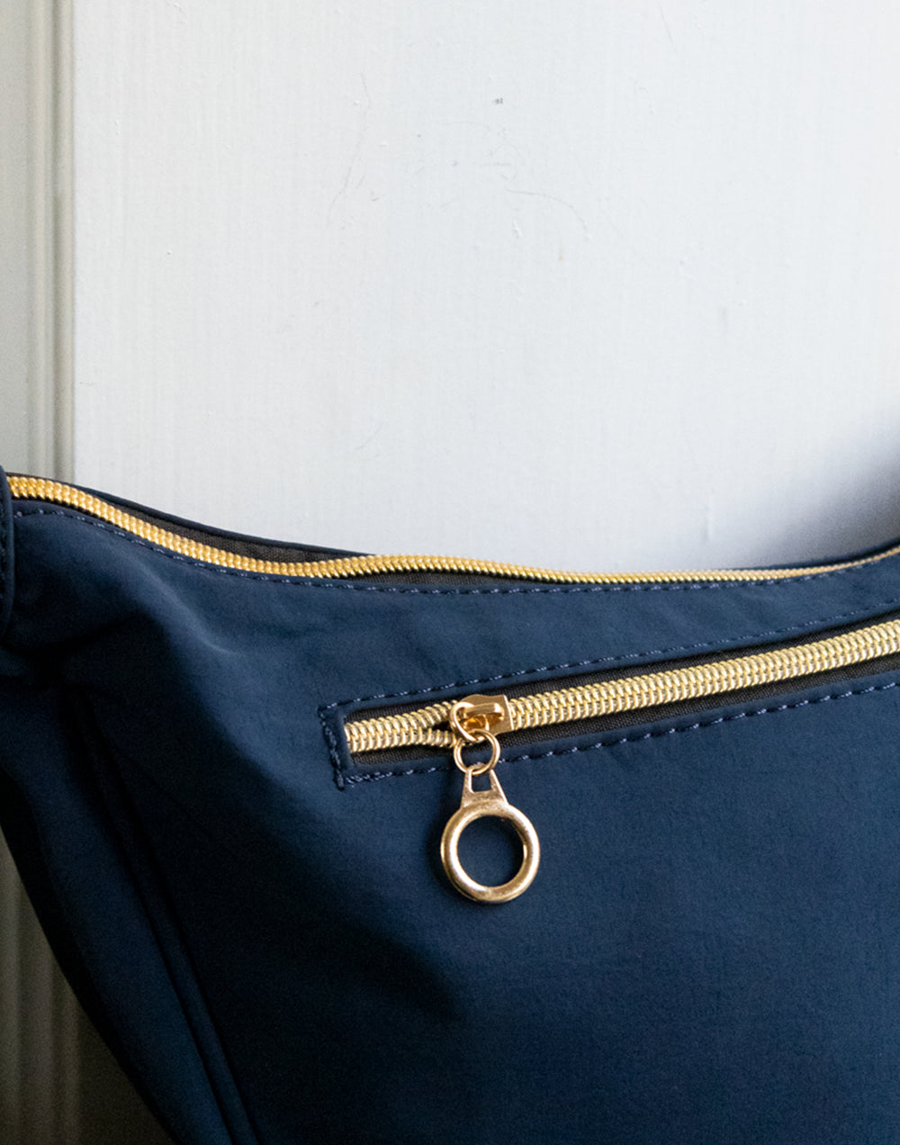 Bolso bandolera media luna azul marino tienda de ropa mujeres muestrarios complementos accesorios correa ajustable detalle cuerdas bolsillo