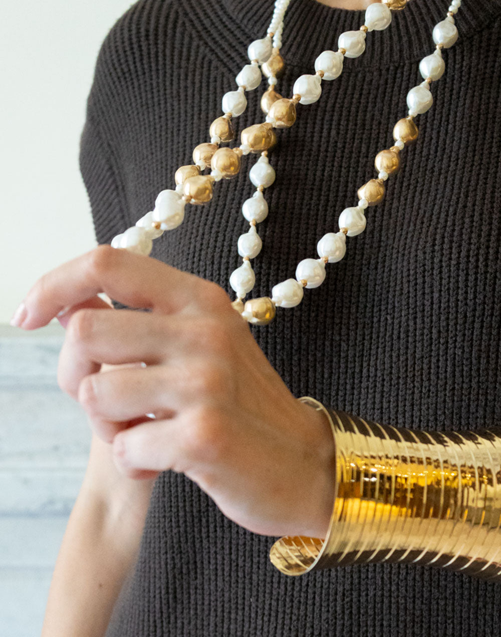 Maxi pulsera dorada rígida con textura rayada muestrarios de ropa y accesorios de mujer bisuteria elegante