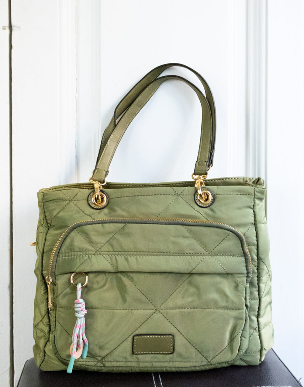 Bolso de mano mediano guateado con correa estampada verde