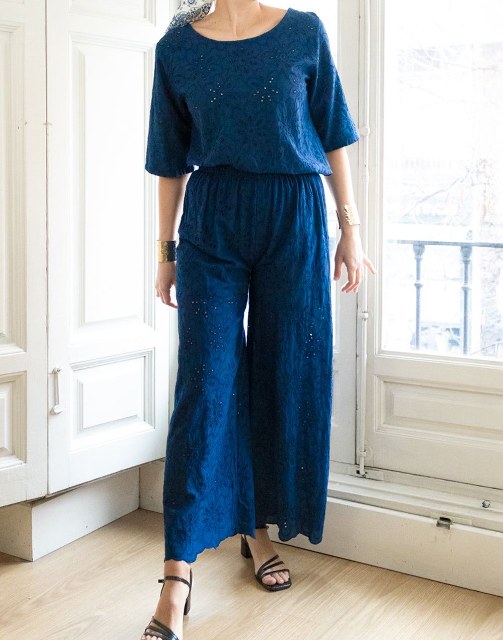 Pantalón con bordado inglés de flores azul marino muestrarios de ropa y moda de mujer vestir bien ideas mujer mediana edad