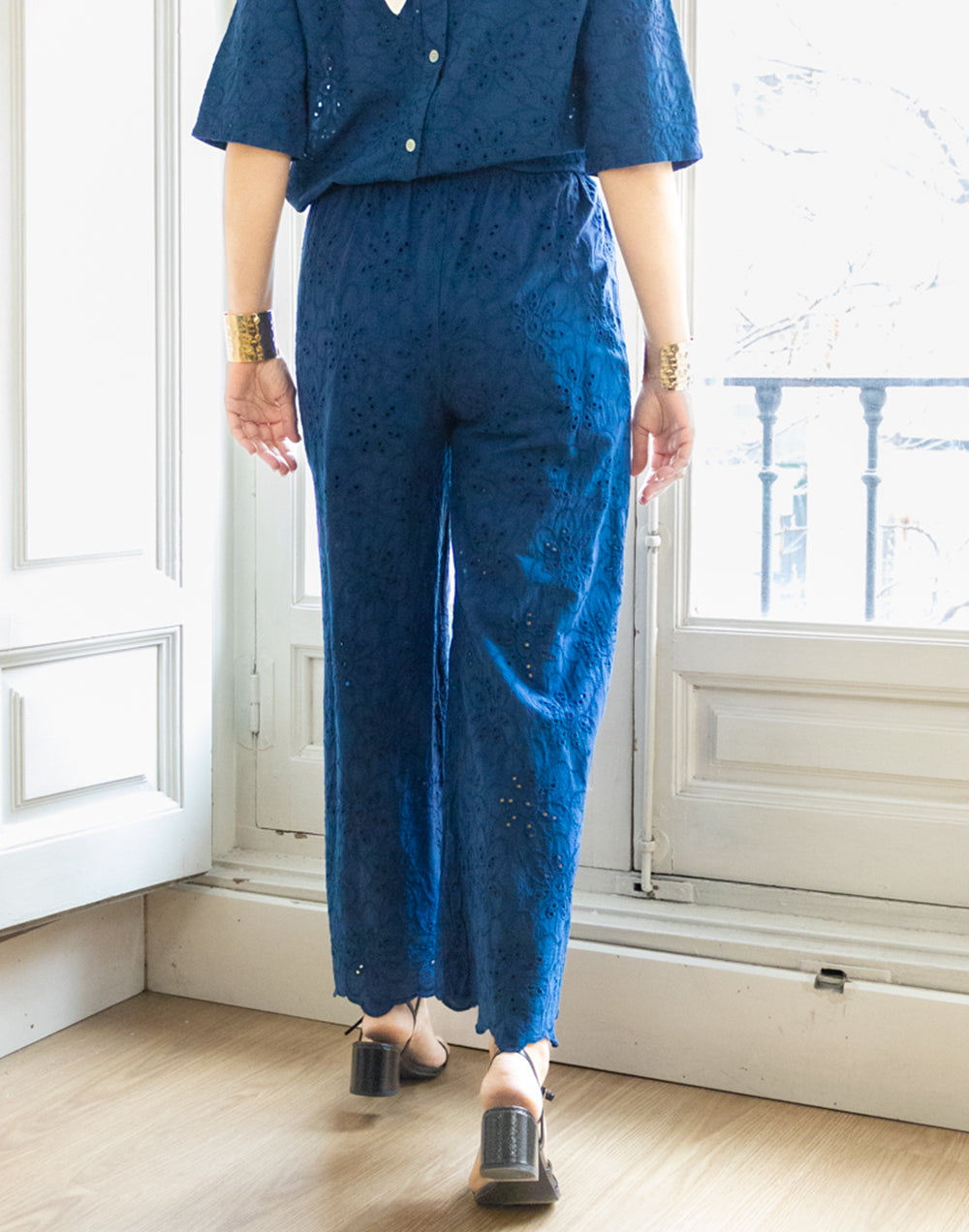 Pantalón con bordado inglés de flores azul marino muestrarios de ropa y moda de mujer vestir bien ideas mujer mediana edad