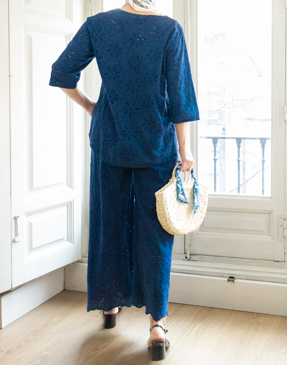 Pantalón con bordado inglés de flores azul marino muestrarios de ropa y moda de mujer vestir bien ideas mujer mediana edad