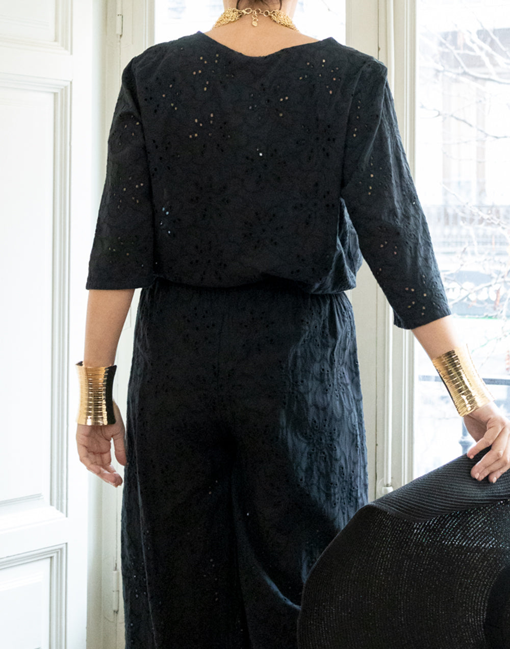 Pantalón con bordado inglés de flores negro muestrarios de ropa y moda de mujer conjunto de verano