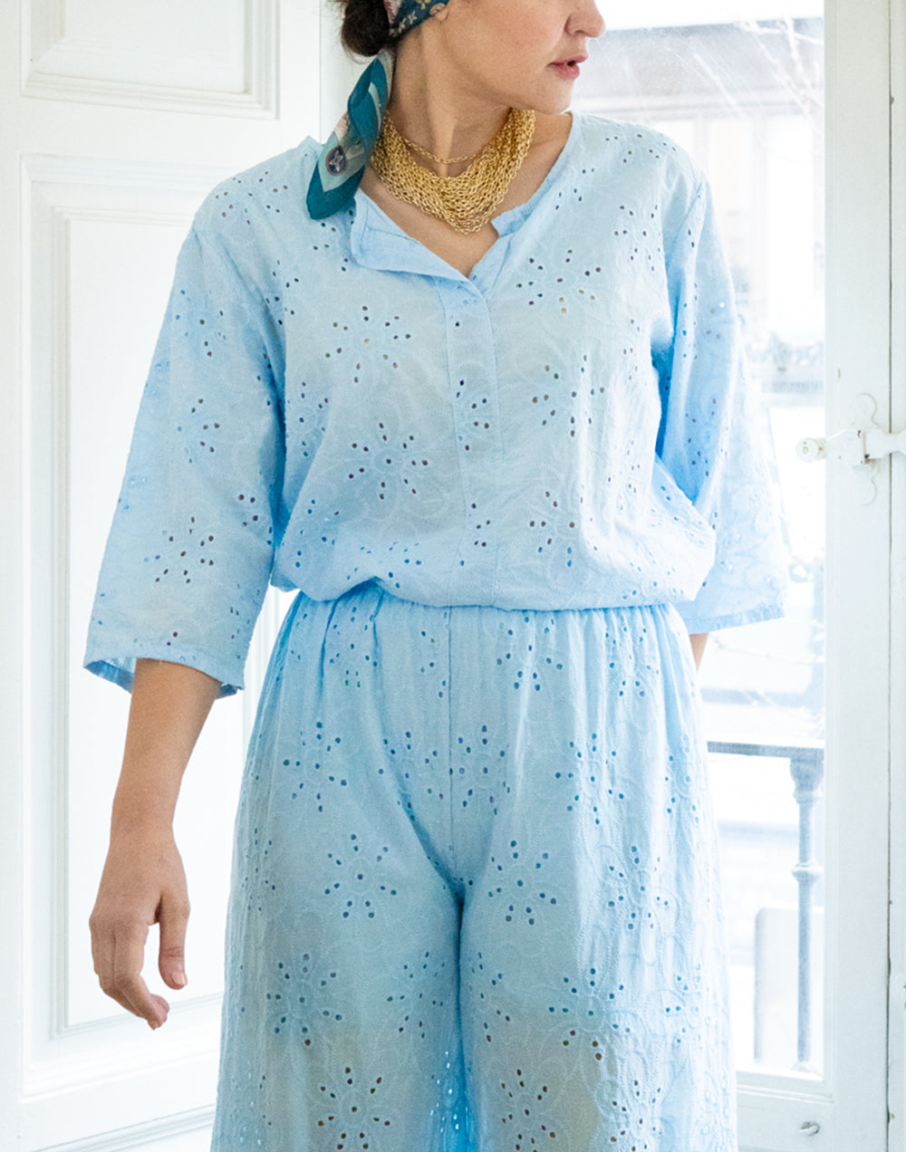 Camisa con bordado inglés de flores azul claro muestrarios de ropa y moda de mujer vestir bien ideas mujer mediana edad