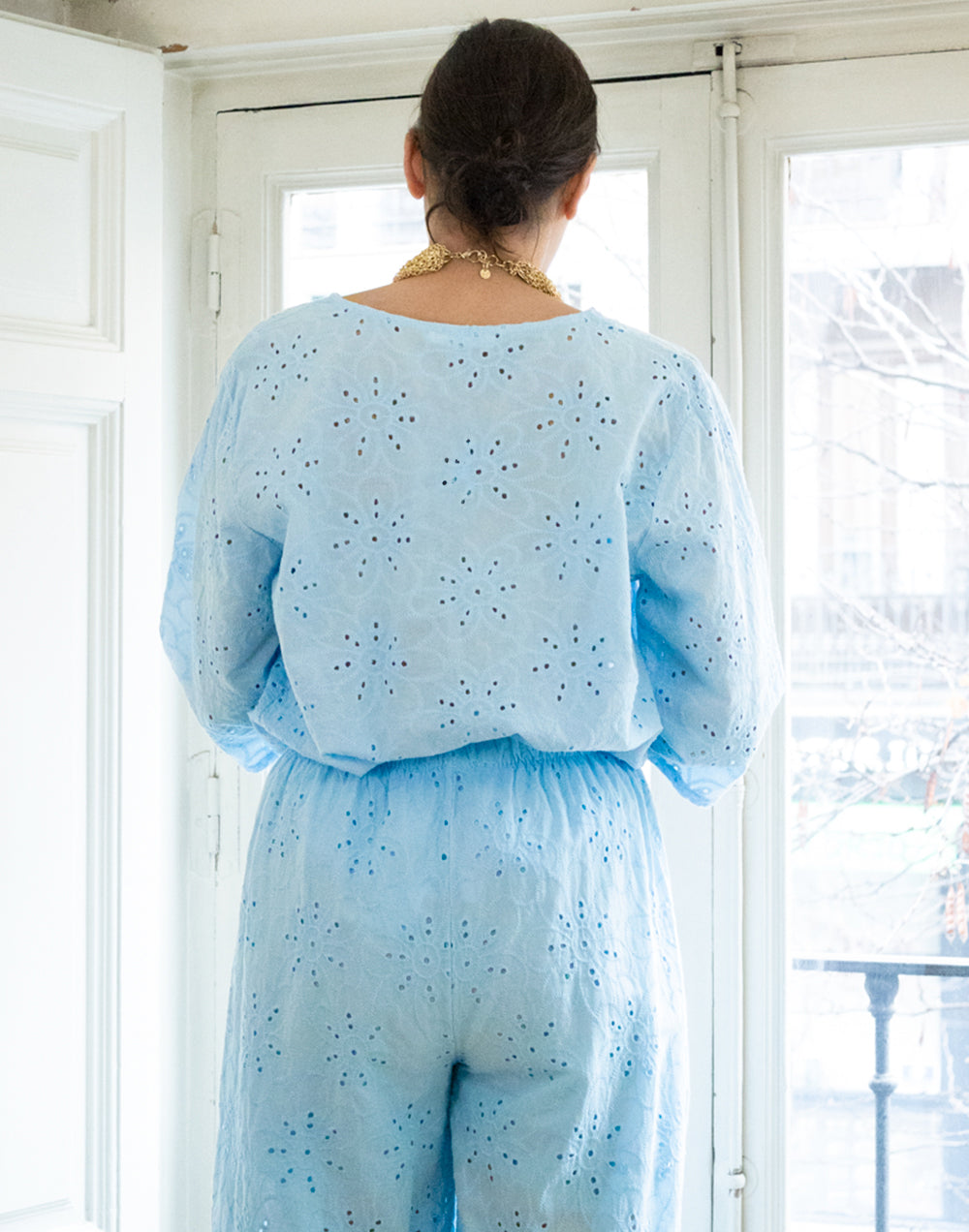 Camisa con bordado inglés de flores azul claro muestrarios de ropa y moda de mujer vestir bien ideas mujer mediana edad