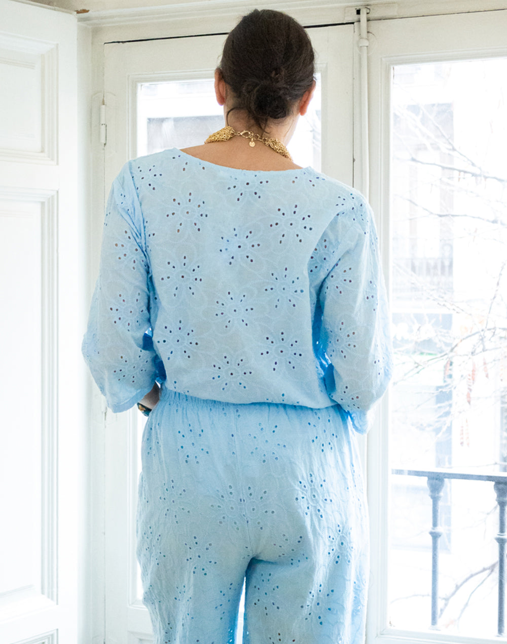 Camisa con bordado inglés de flores azul claro muestrarios de ropa y moda de mujer vestir bien ideas mujer mediana edad