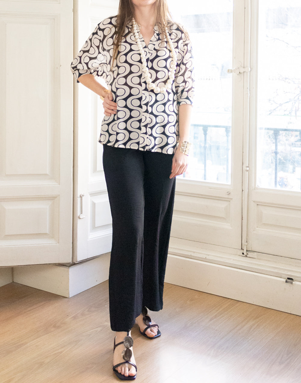Camisa de batista estampado de círculos blancos muestrarios de ropa y moda de mujer vestir bien con talla grande plus